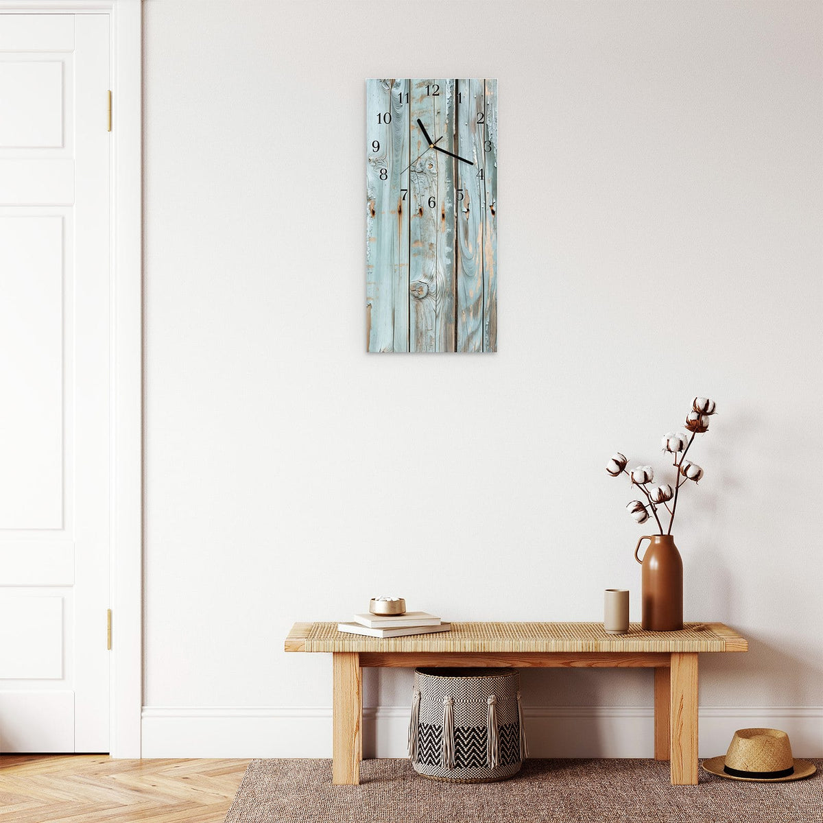 Moderne Wanduhr aus Glas mit Farbtiefe – Wanduhr Hellblaue Holzplanken aus Glas – Hochformat 30 × 60 cm
