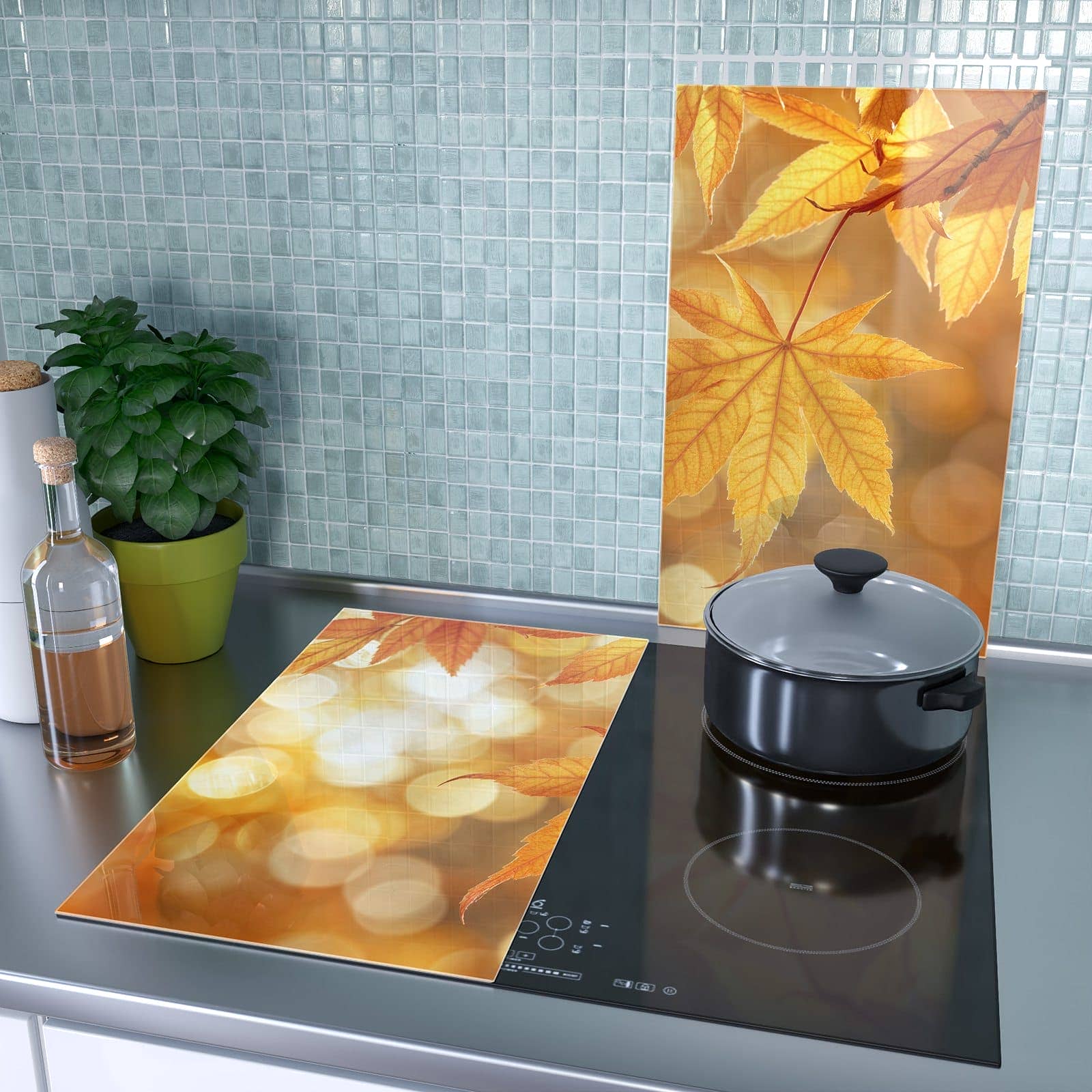 2-teilige Herdabdeckung aus Glas mit Herbstlich Glitzernd-Motiv als Spritzschutz hinter dem Kochfeld