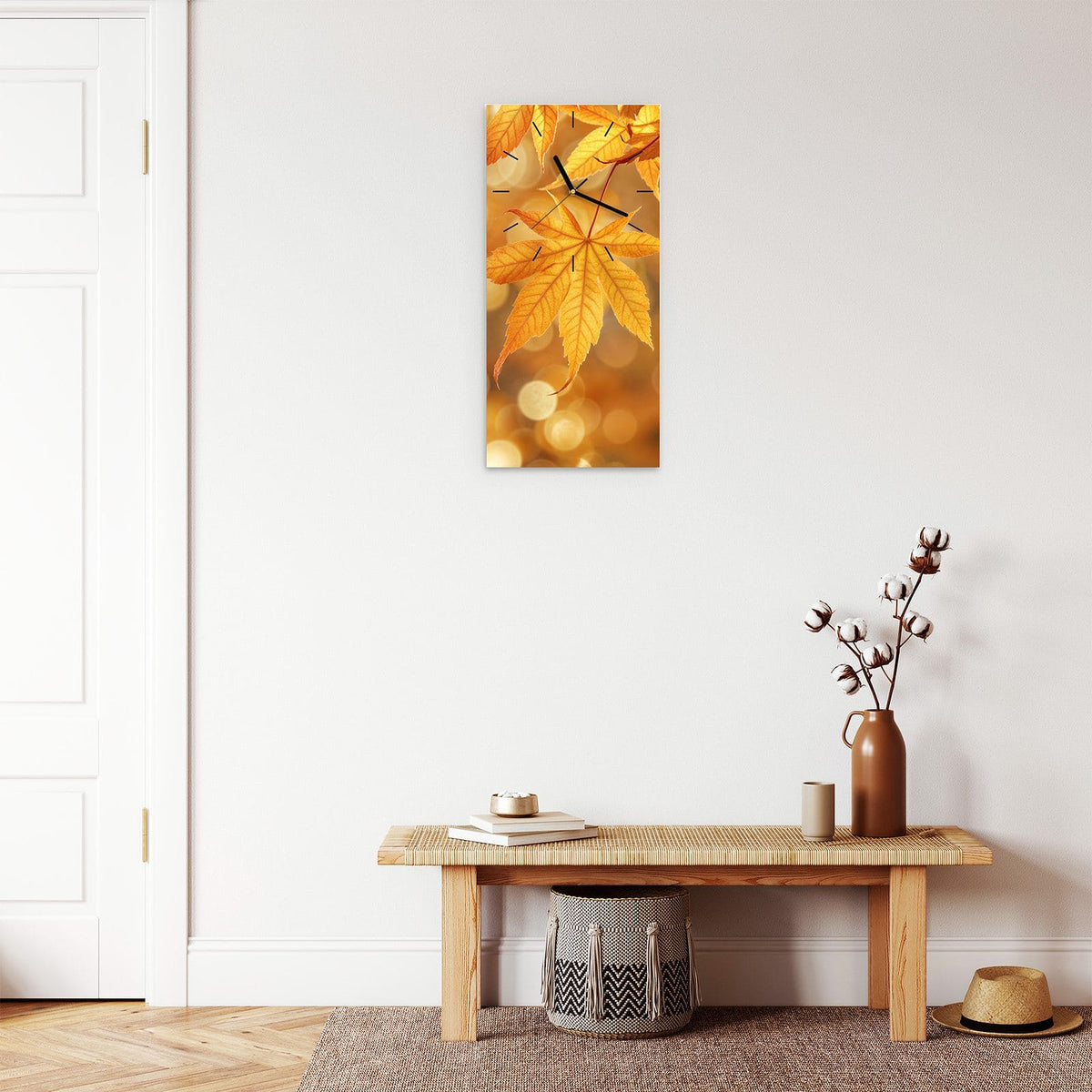 Wanduhr aus Glas im Hochformat Ahorn im Gegenlicht mit Ziffernblatt Linie über einer Holzbank im Flur