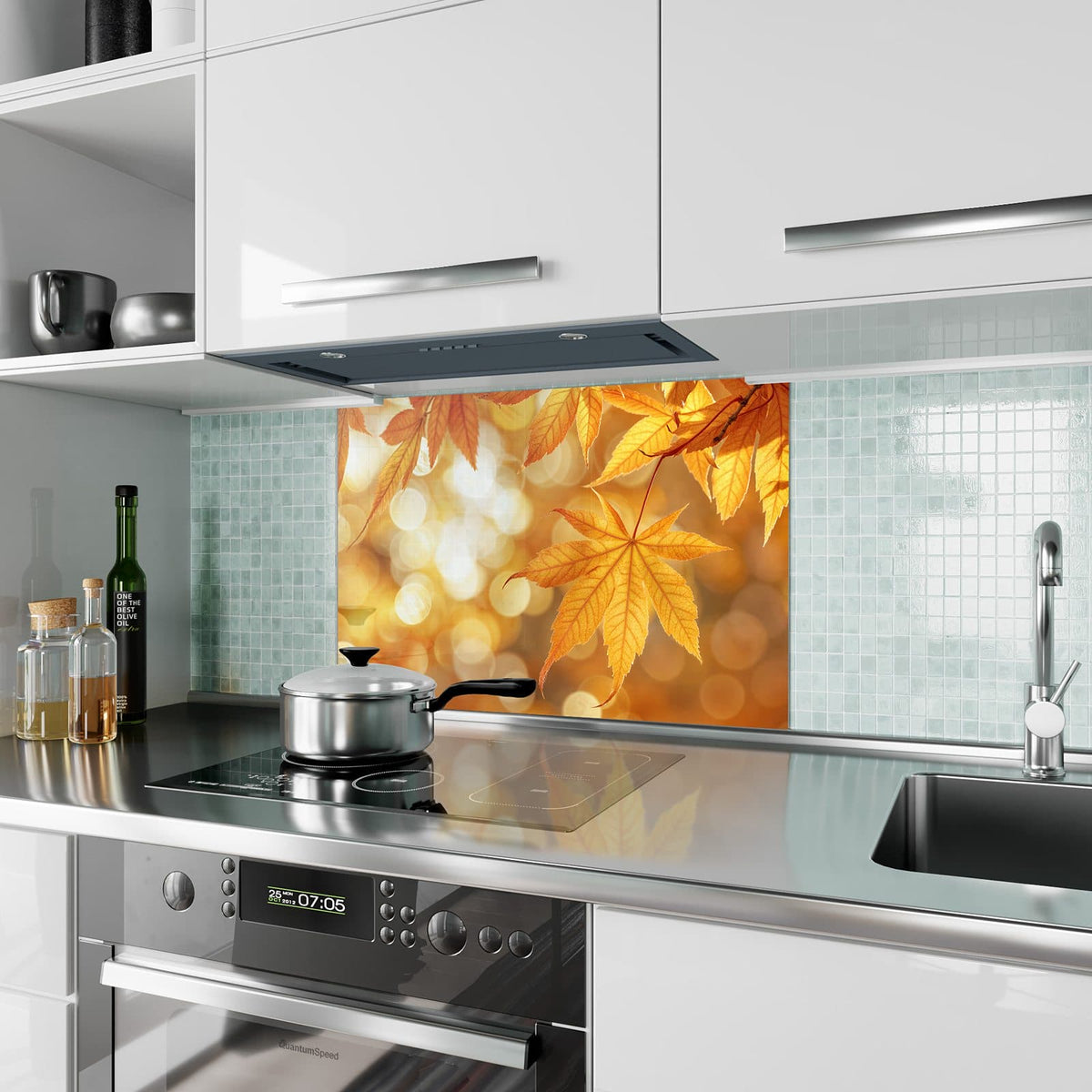 Küchenrückwand aus Glas Ahorn im Gegenlicht im Hochformat als Spritzschutz hinter dem Kochfeld, über dem Fliesenspiegel montiert