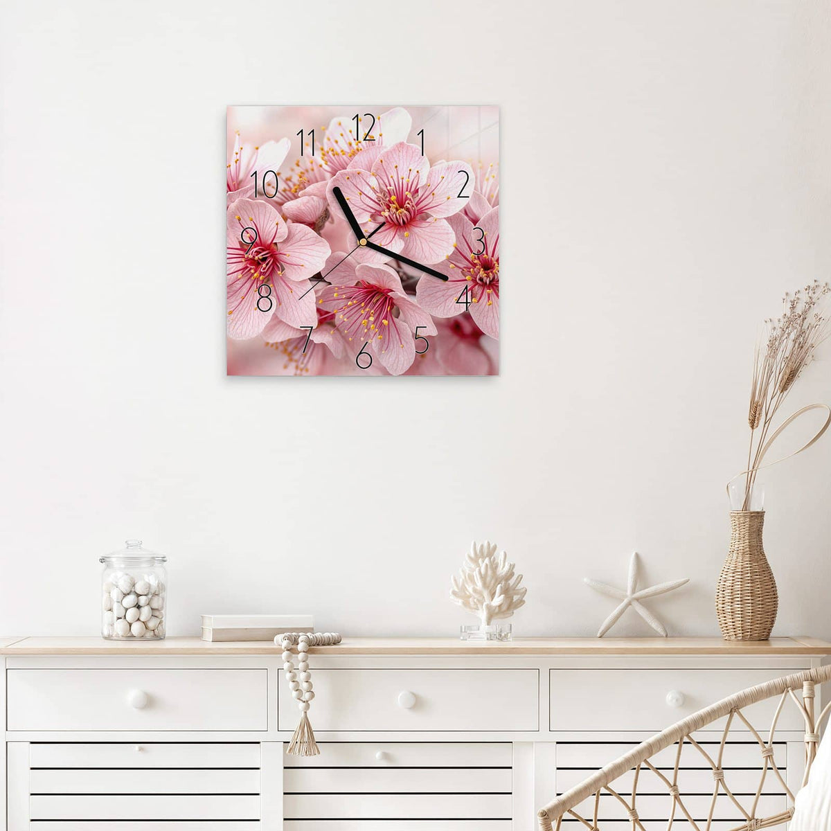 Wanduhr Kirschblütenzweig aus Glas – Quadratisch 30 × 30 cm – Zartrosa Kirschblüten in Nahaufnahme