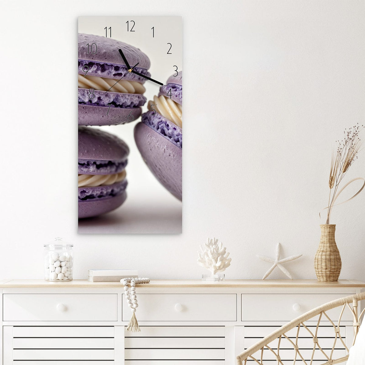 Wanduhr Lila Macarons aus Glas – Gestapelte lila Macarons