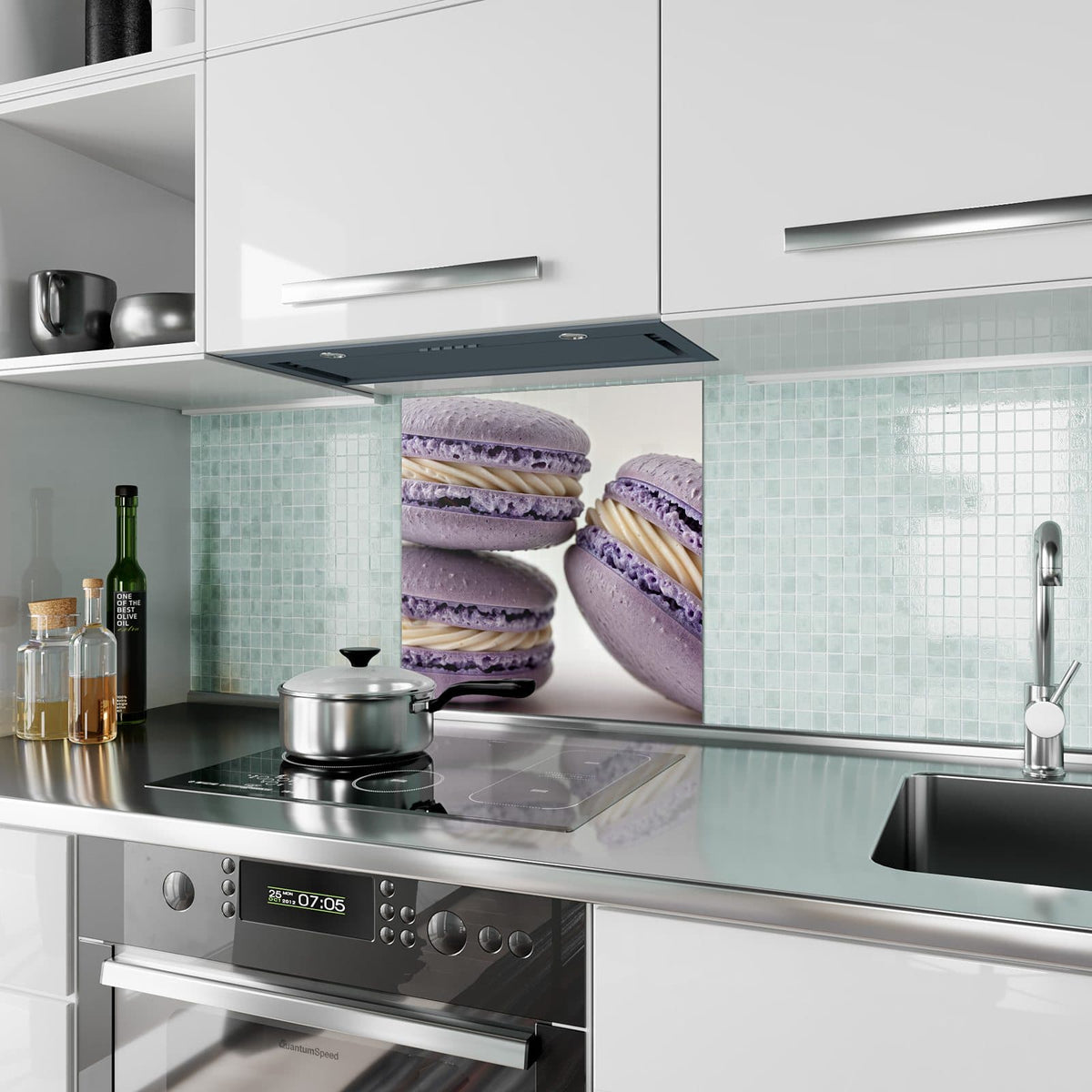 Küchenrückwand aus Glas Lila Macarons mit Creme im quadratischen Format als Spritzschutz hinter dem Kochfeld, über dem Fliesenspiegel montiert