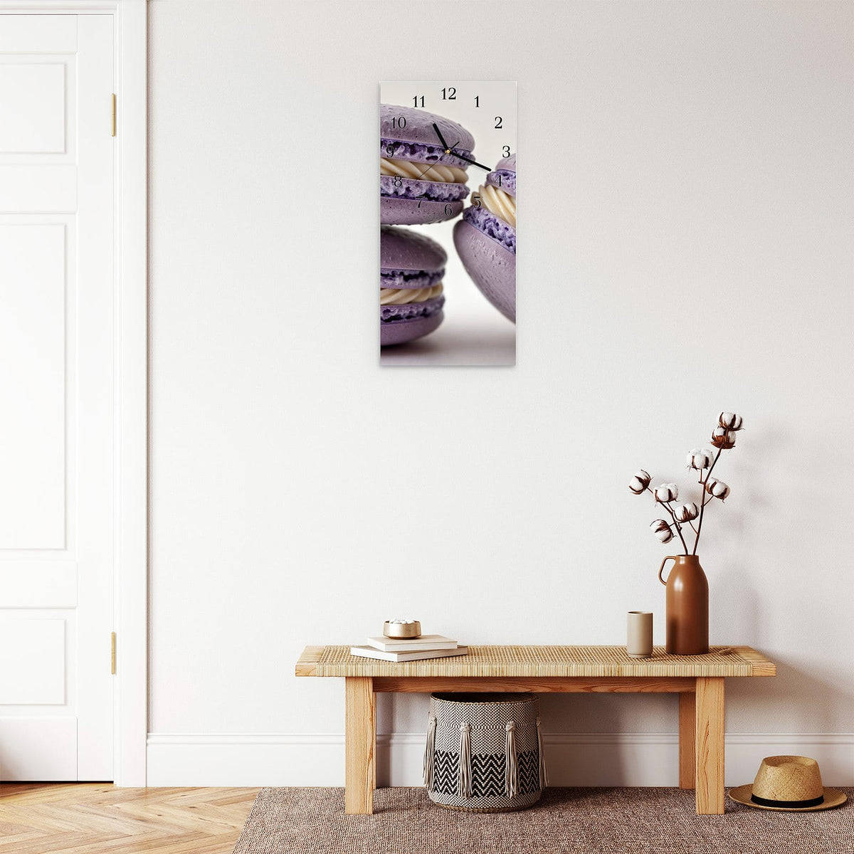 Moderne Wanduhr aus Glas mit Farbtiefe – Wanduhr Lila Macarons aus Glas – Hochformat 30 × 60 cm