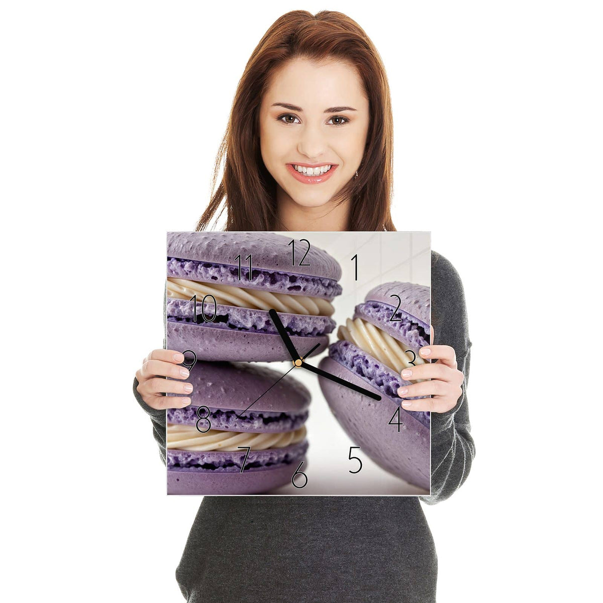 Mehrere fliederfarbene Macarons mit dick aufgespritzter heller Cremefüllung, Nahaufnahme