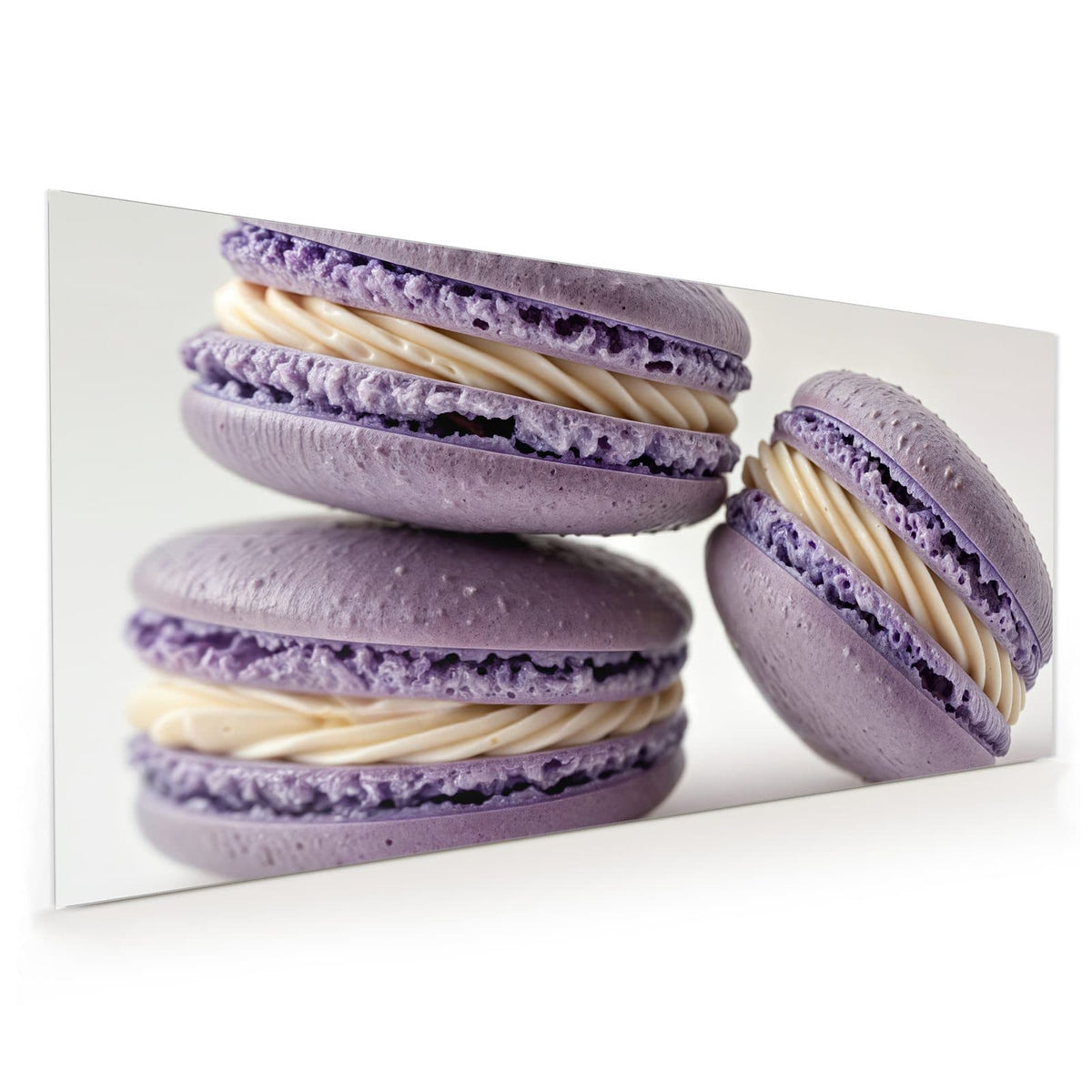 Mehrere fliederfarbene Macarons mit dick aufgespritzter heller Cremefüllung, Nahaufnahme