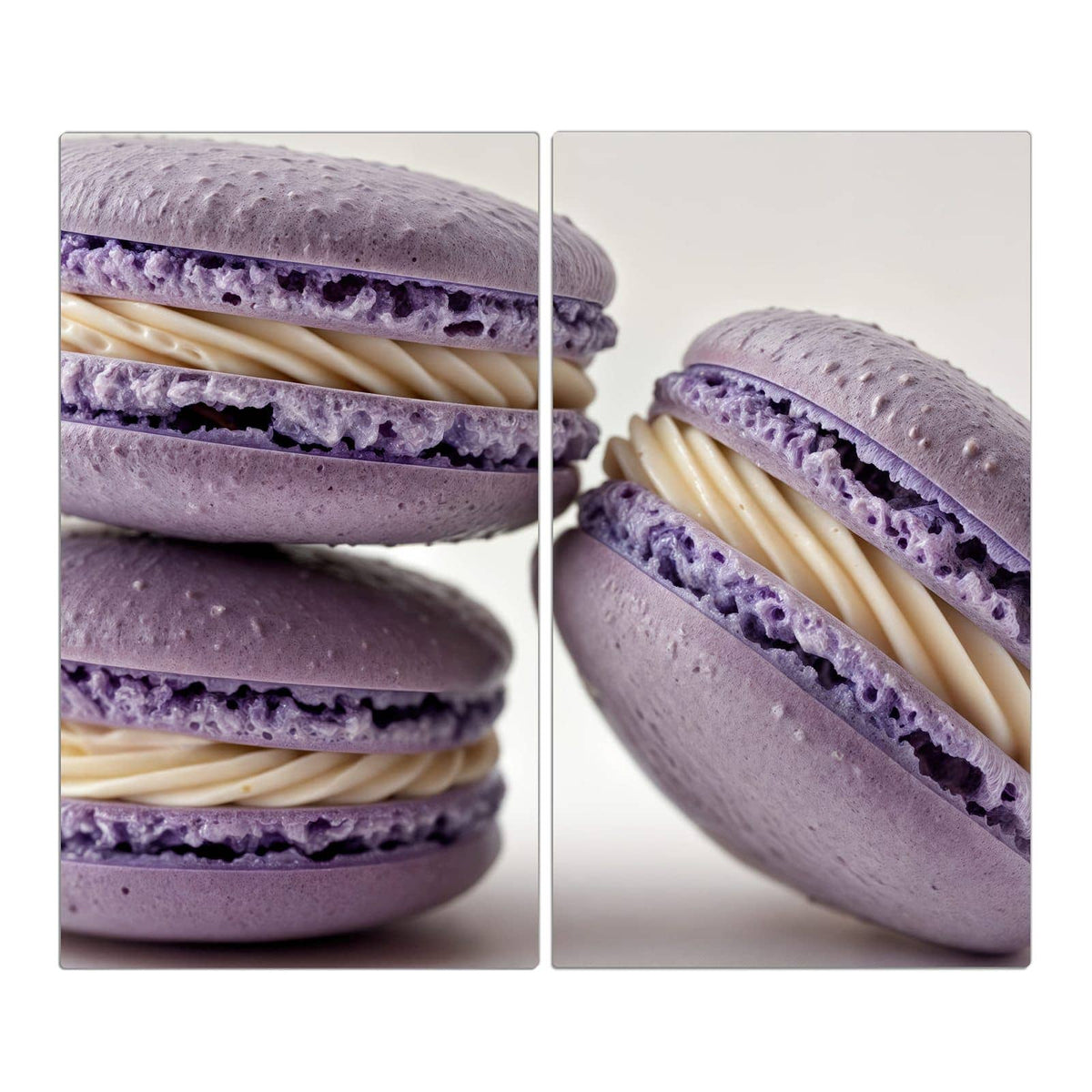 Mehrere fliederfarbene Macarons mit dick aufgespritzter heller Cremefüllung, Nahaufnahme