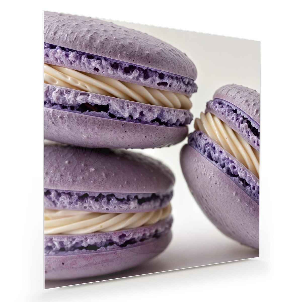 Mehrere fliederfarbene Macarons mit dick aufgespritzter heller Cremefüllung, Nahaufnahme