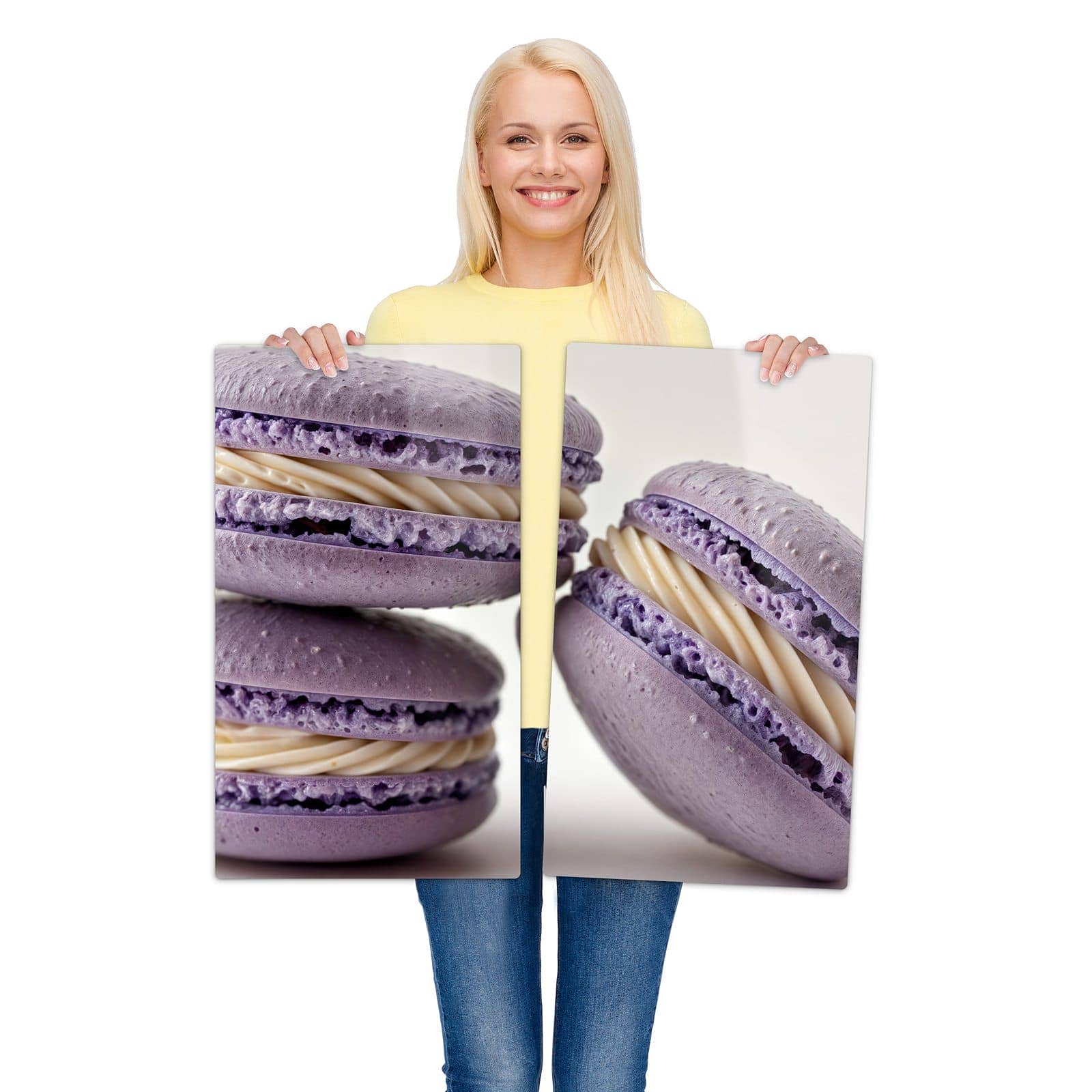 2-teilige Herdabdeckplatte mit Lila Macarons-Motiv wird zur Größendarstellung gehalten