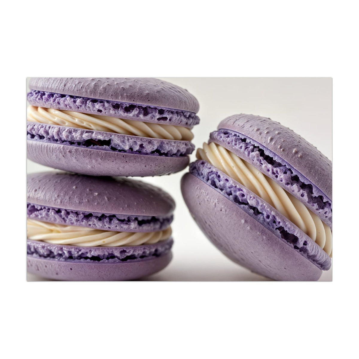 Küchenrückwand aus Glas Lila Macarons mit Creme im Hochformat, Motiv bildfüllend von vorn