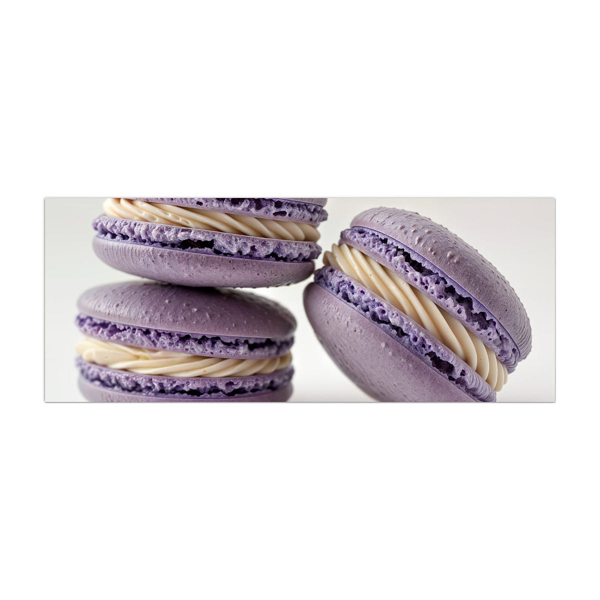 Küchenrückwand aus Glas Lila Macarons mit Creme im Hochformat, Motiv bildfüllend von vorn