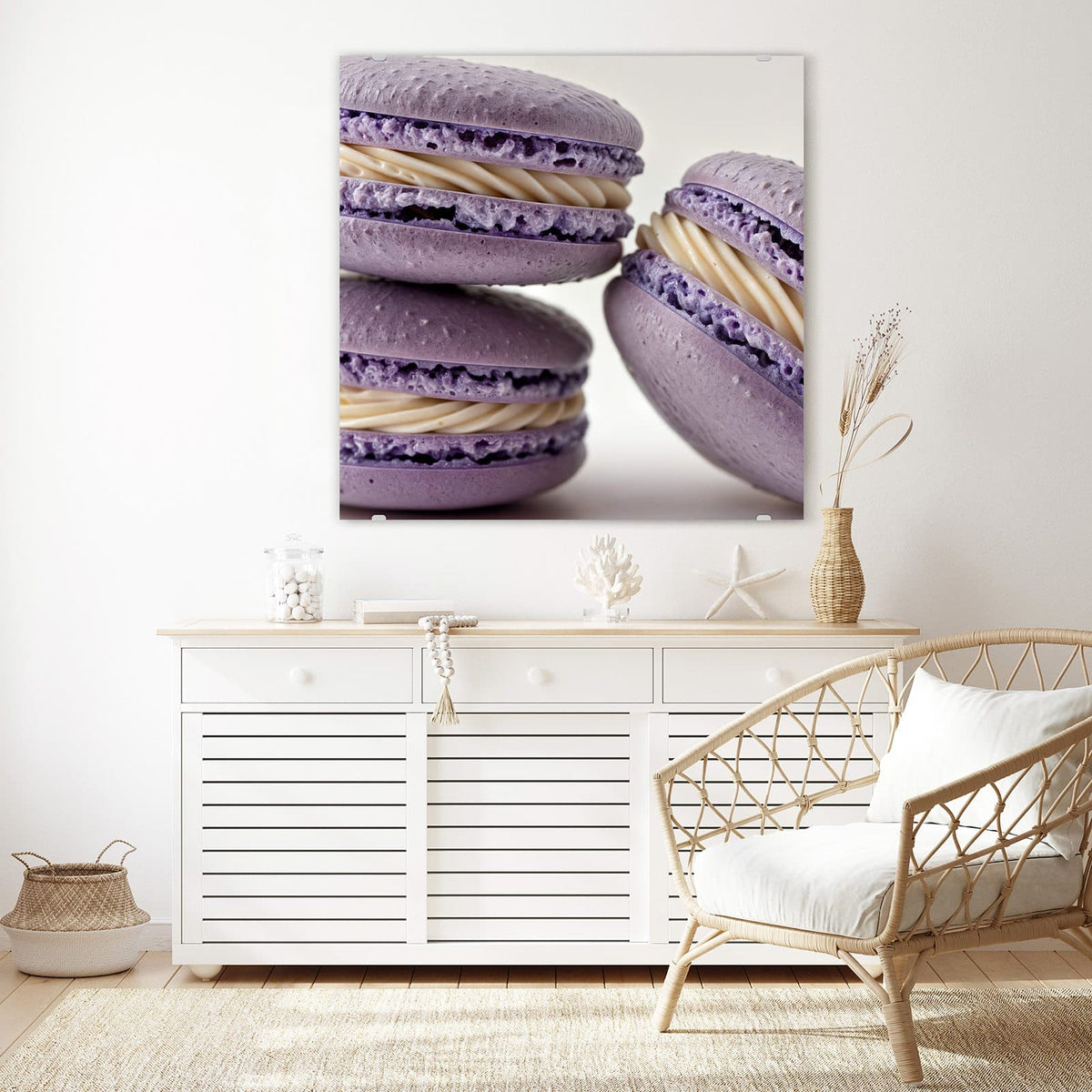 Glasbild Lila Macarons mit Creme an der Wand – Mehrere fliederfarbene Macarons mit dick aufgespritzter heller Cremefüllung, Nahaufnahme