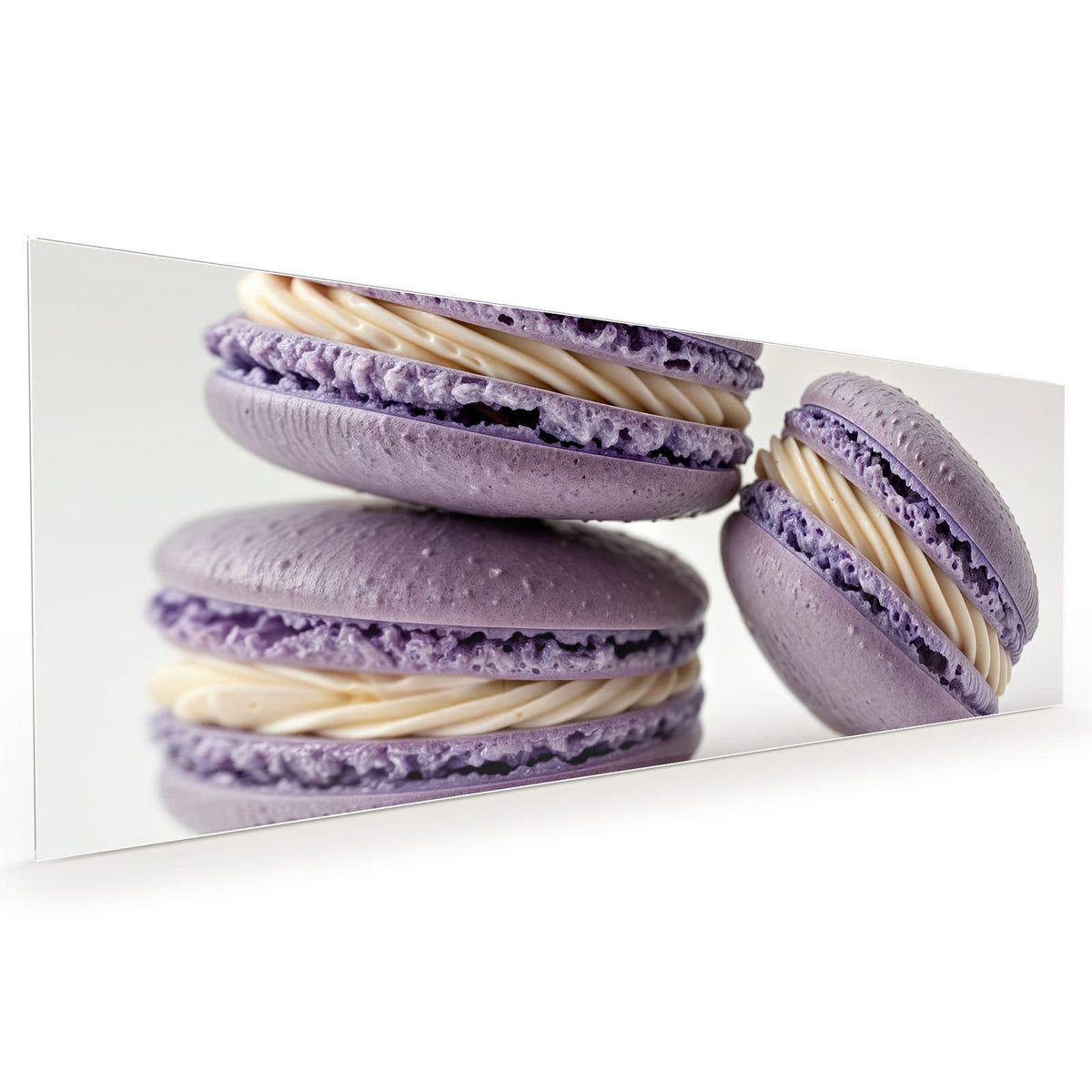 Küchenrückwand aus Glas im Hochformat: Mehrere fliederfarbene Macarons mit dick aufgespritzter heller Cremefüllung, Nahaufnahme