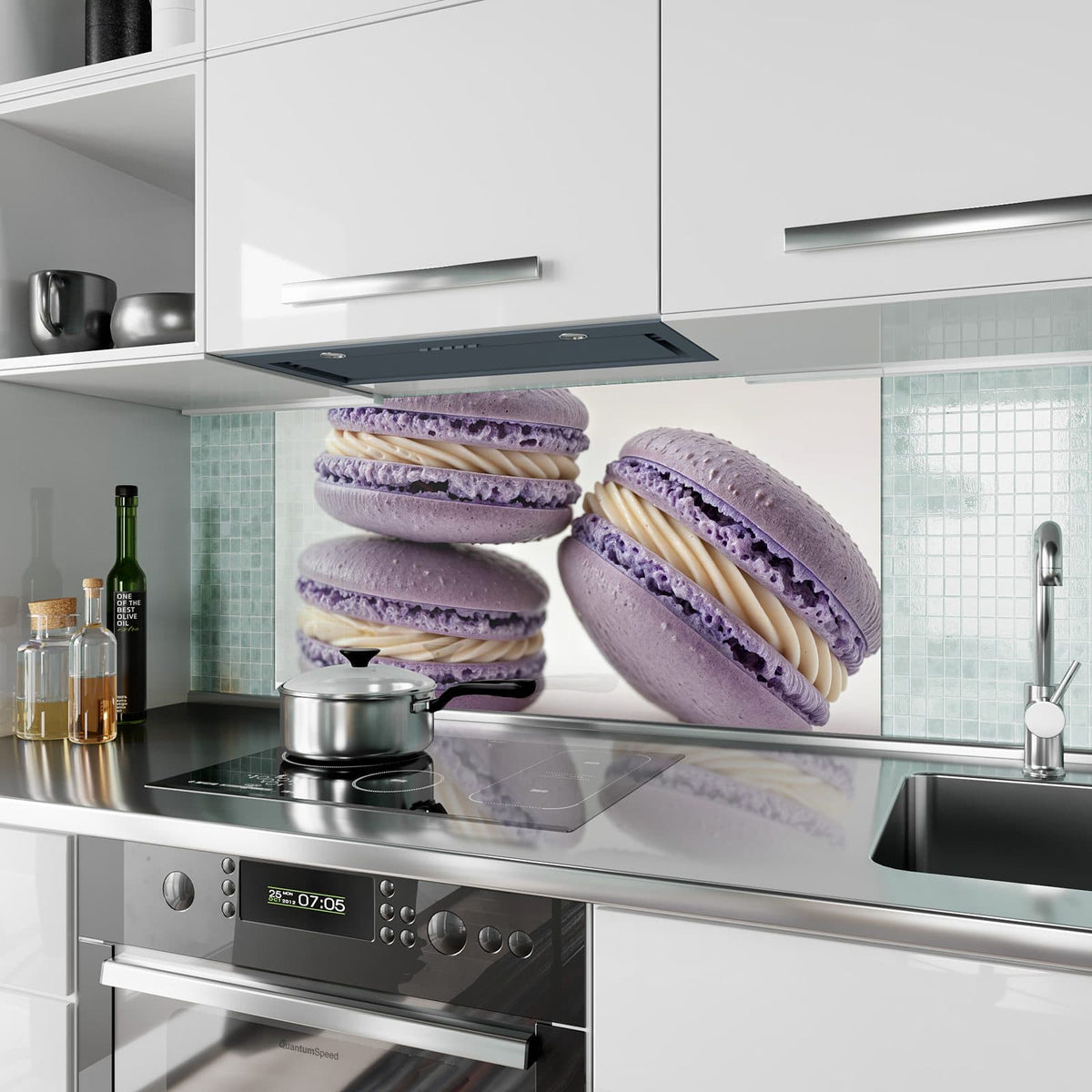 Küchenrückwand aus Glas Lila Macarons mit Creme im Hochformat als Spritzschutz hinter dem Kochfeld, über dem Fliesenspiegel montiert