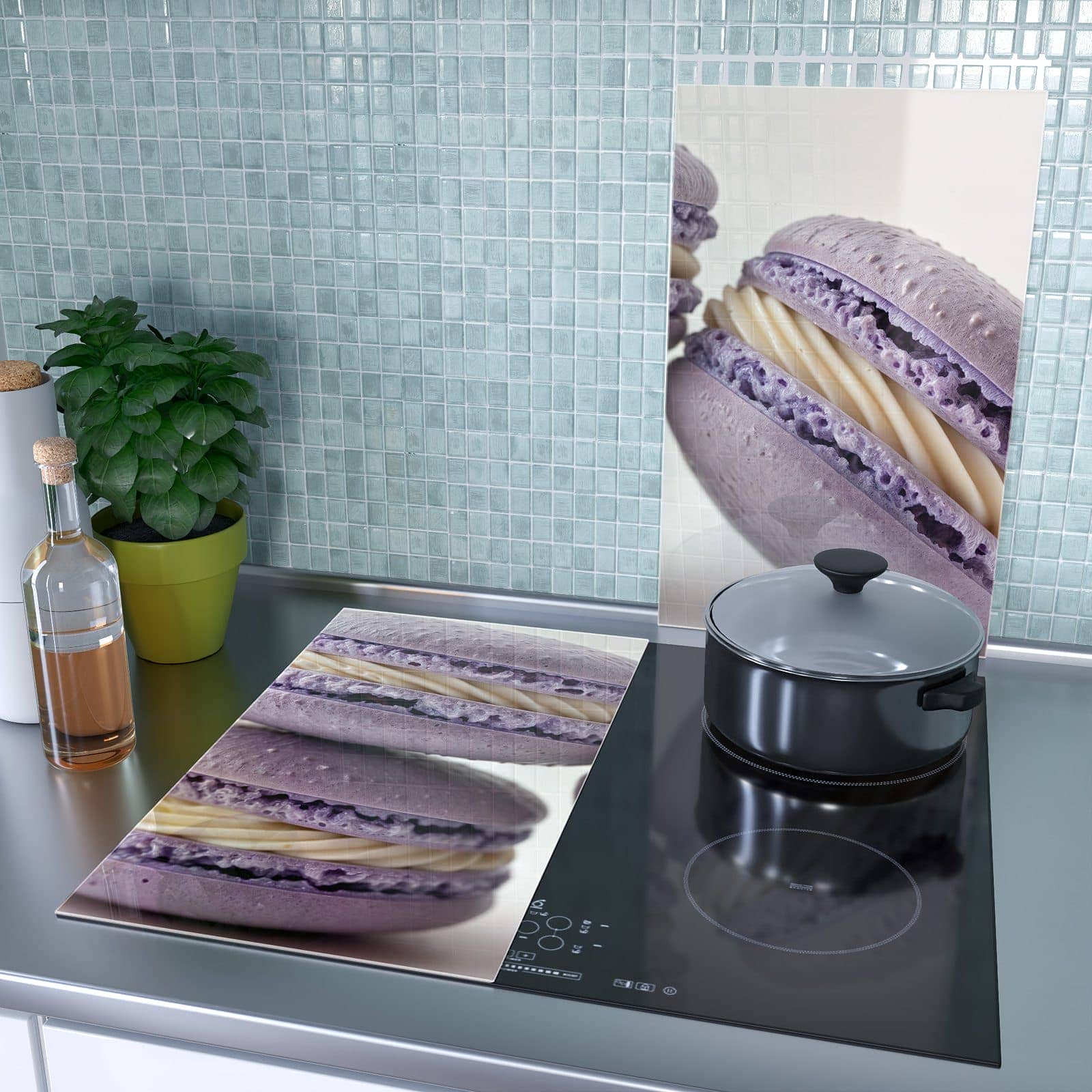 2-teilige Herdabdeckplatte für Ceranfeld mit Lila Macarons-Motiv als Spritzschutz hinter dem Kochfeld