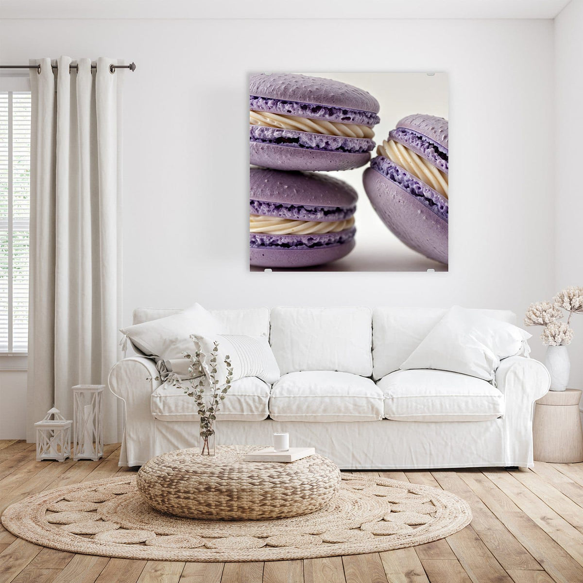 Mehrere fliederfarbene Macarons mit dick aufgespritzter heller Cremefüllung, Nahaufnahme