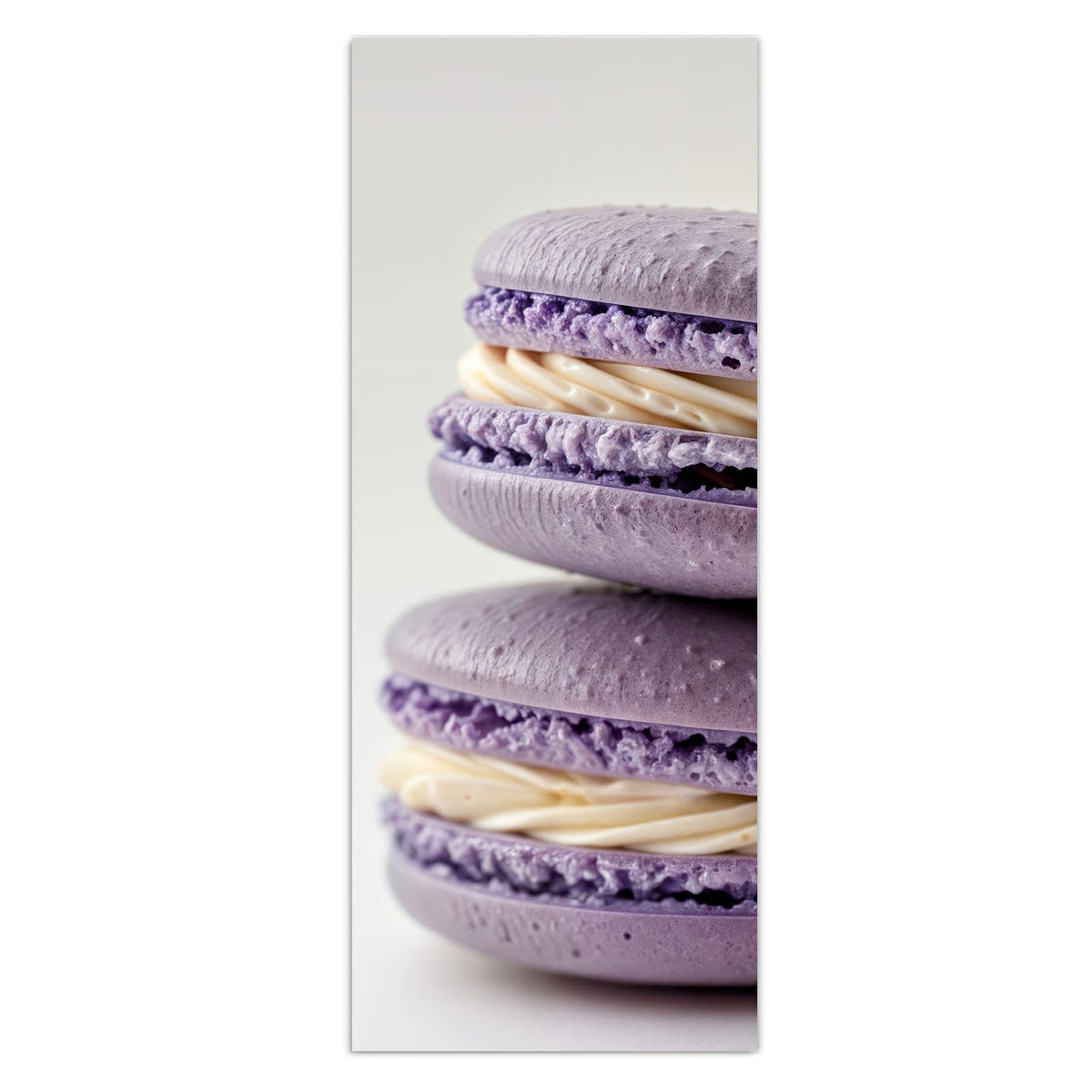 Mehrere fliederfarbene Macarons mit dick aufgespritzter heller Cremefüllung, Nahaufnahme