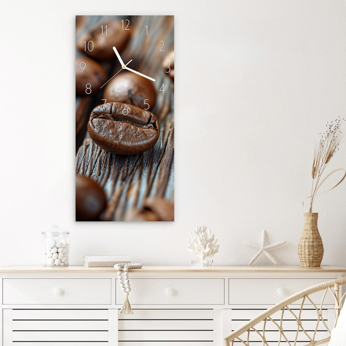 Wanduhr Sanfte Kaffeebohnen aus Glas – Kaffeebohnen auf rustikalem Holz