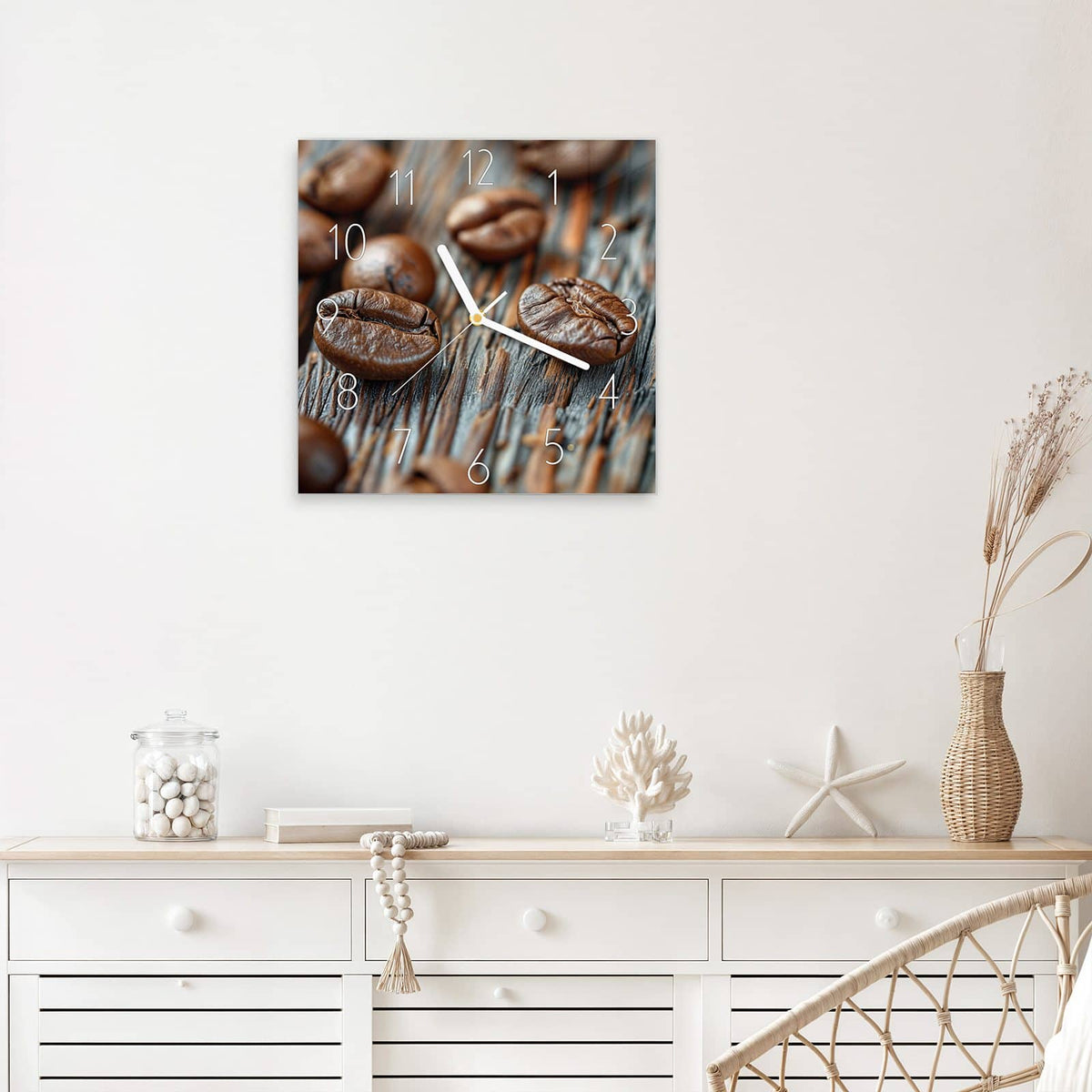 Wanduhr Röstbohnen auf Altholz aus Glas – Quadratisch 30 × 30 cm – Kaffeebohnen auf rustikalem Holz