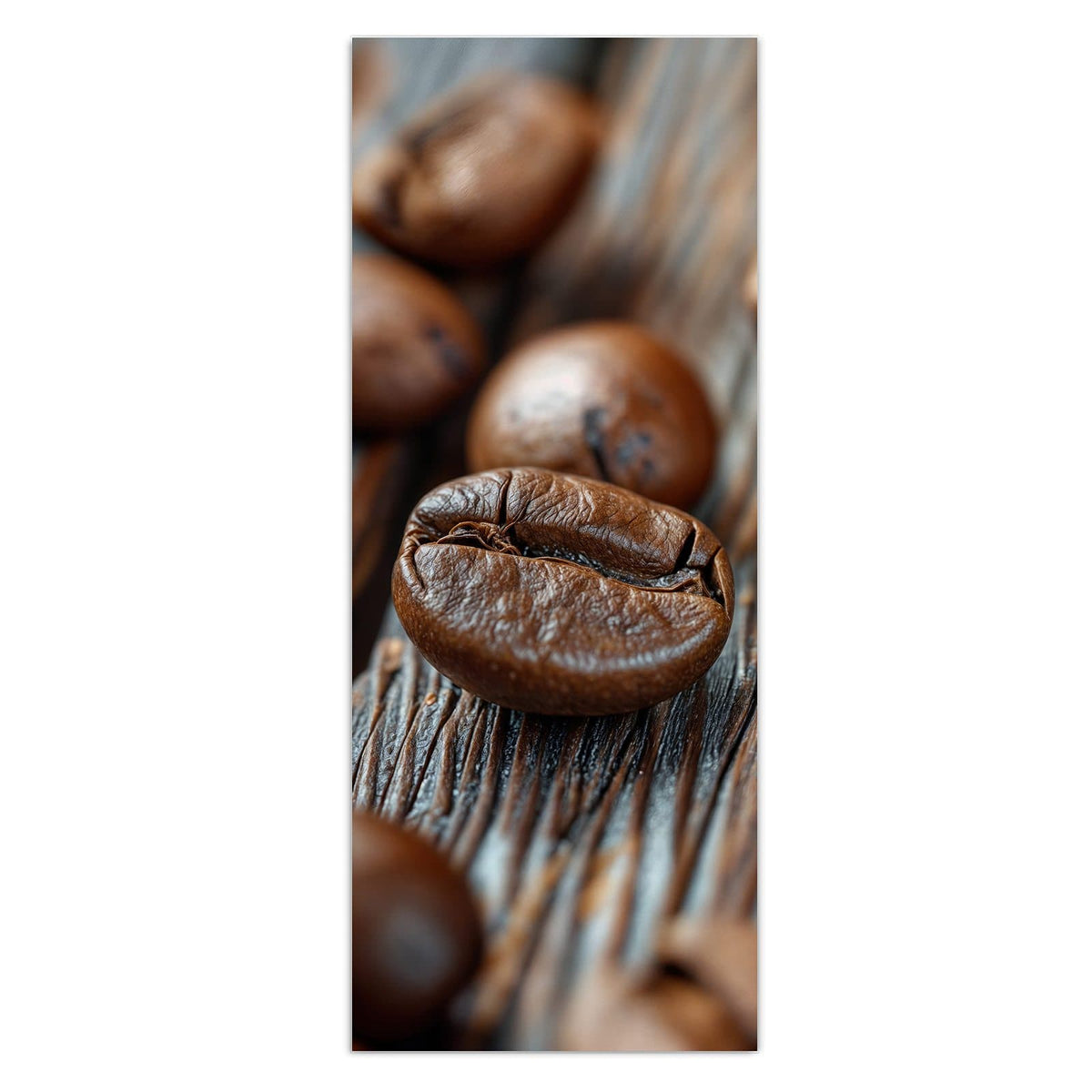 Makro von zwei scharf gestellten Kaffeebohnen auf grau verwittertem Holz