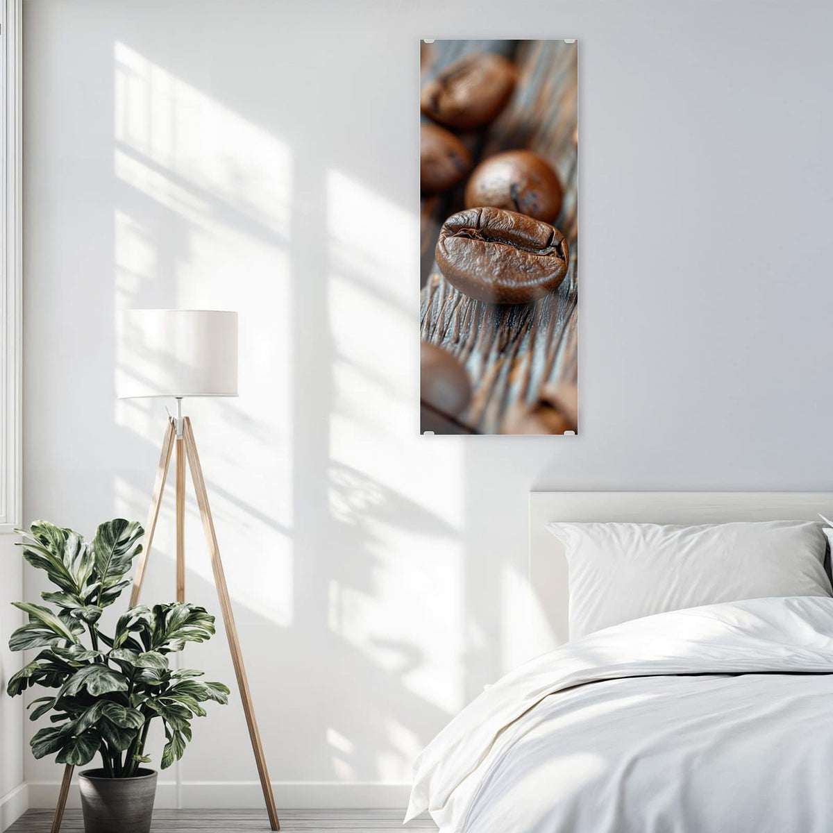 Glasbild Röstbohnen auf Altholz an der Wand – Makro von zwei scharf gestellten Kaffeebohnen auf grau verwittertem Holz