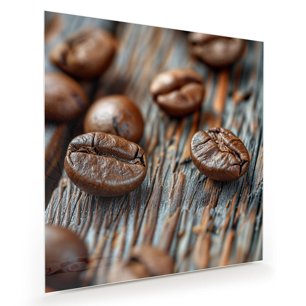 Makro von zwei scharf gestellten Kaffeebohnen auf grau verwittertem Holz