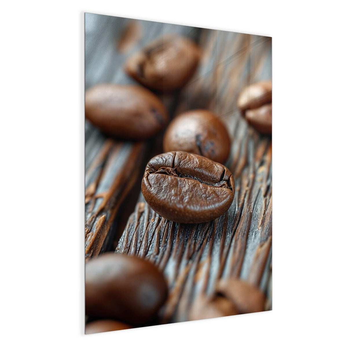 Makro von zwei scharf gestellten Kaffeebohnen auf grau verwittertem Holz