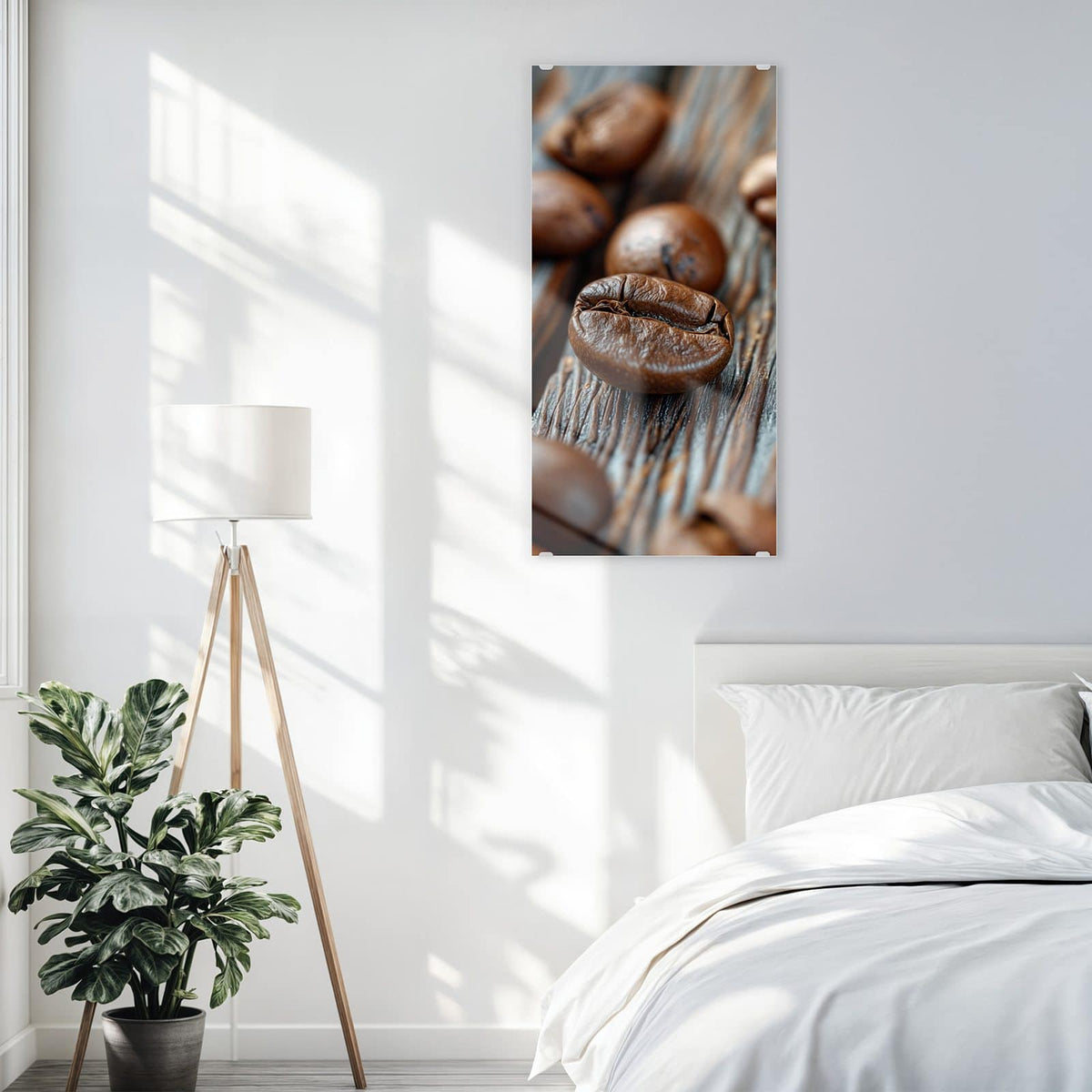 Glasbild Röstbohnen auf Altholz an der Wand – Makro von zwei scharf gestellten Kaffeebohnen auf grau verwittertem Holz