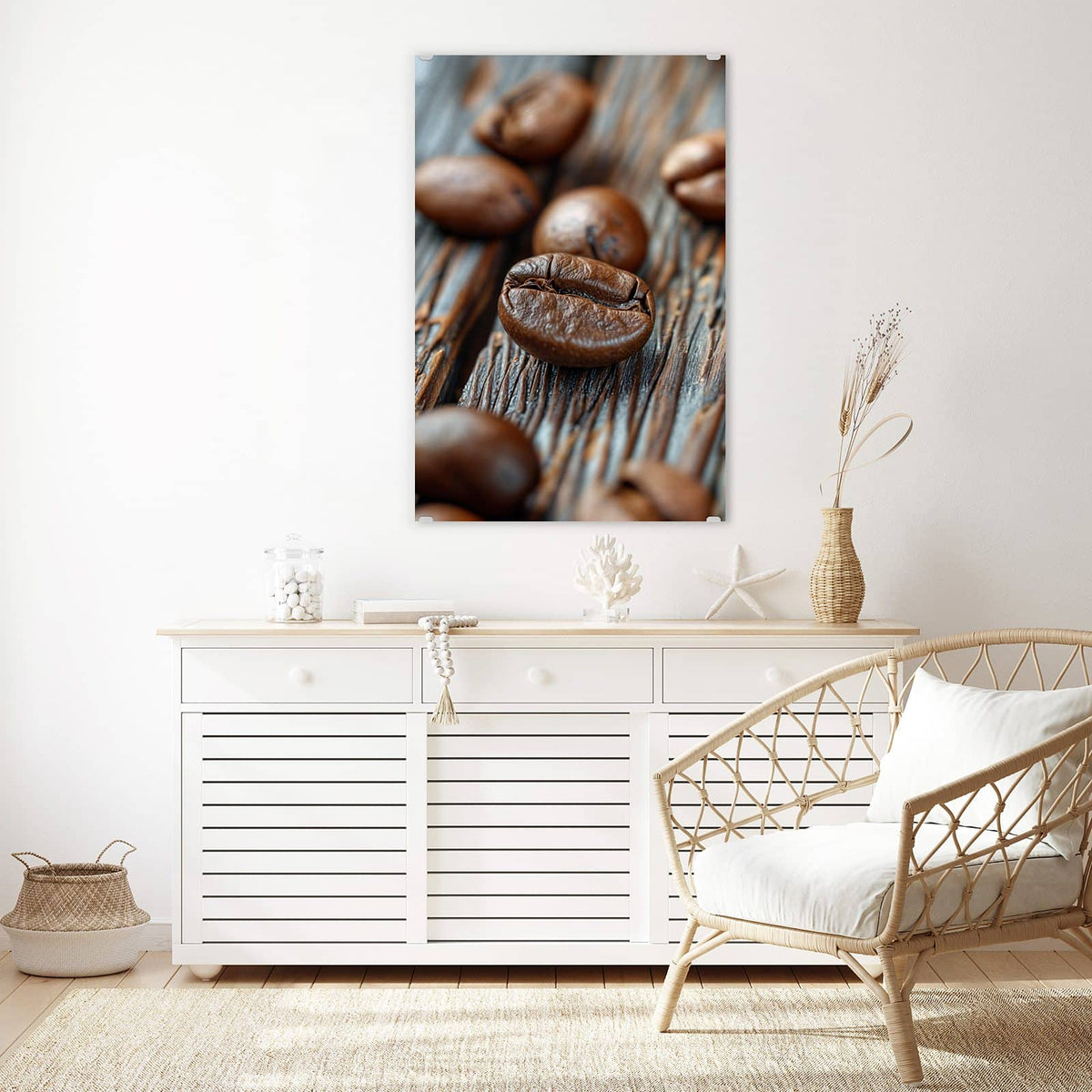 Glasbild Röstbohnen auf Altholz an der Wand – Makro von zwei scharf gestellten Kaffeebohnen auf grau verwittertem Holz