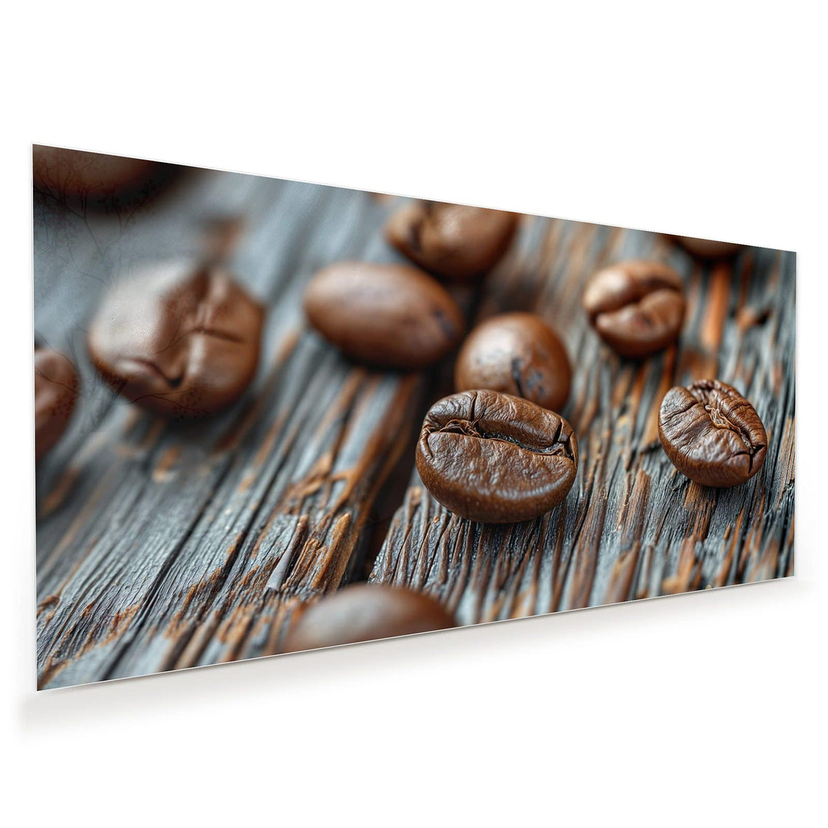 Makro von zwei scharf gestellten Kaffeebohnen auf grau verwittertem Holz