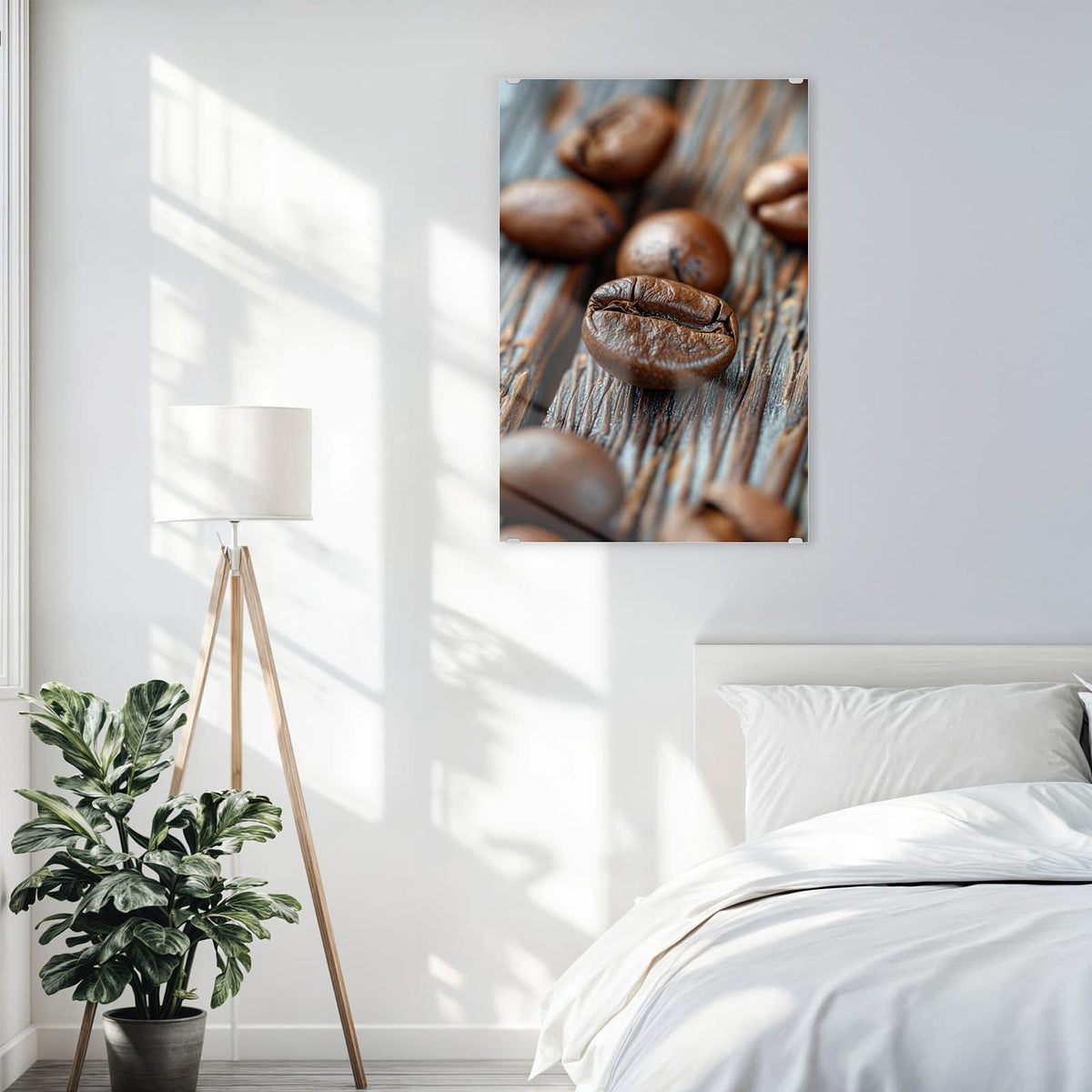 Glasbild Röstbohnen auf Altholz an der Wand – Makro von zwei scharf gestellten Kaffeebohnen auf grau verwittertem Holz