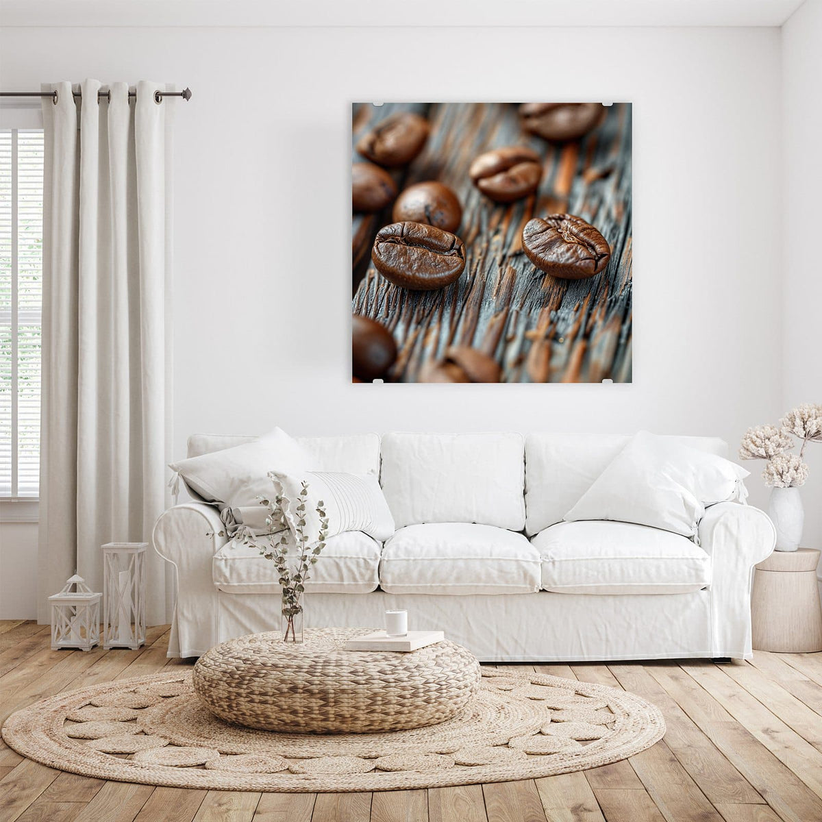Glasbild Röstbohnen auf Altholz an der Wand – Makro von zwei scharf gestellten Kaffeebohnen auf grau verwittertem Holz