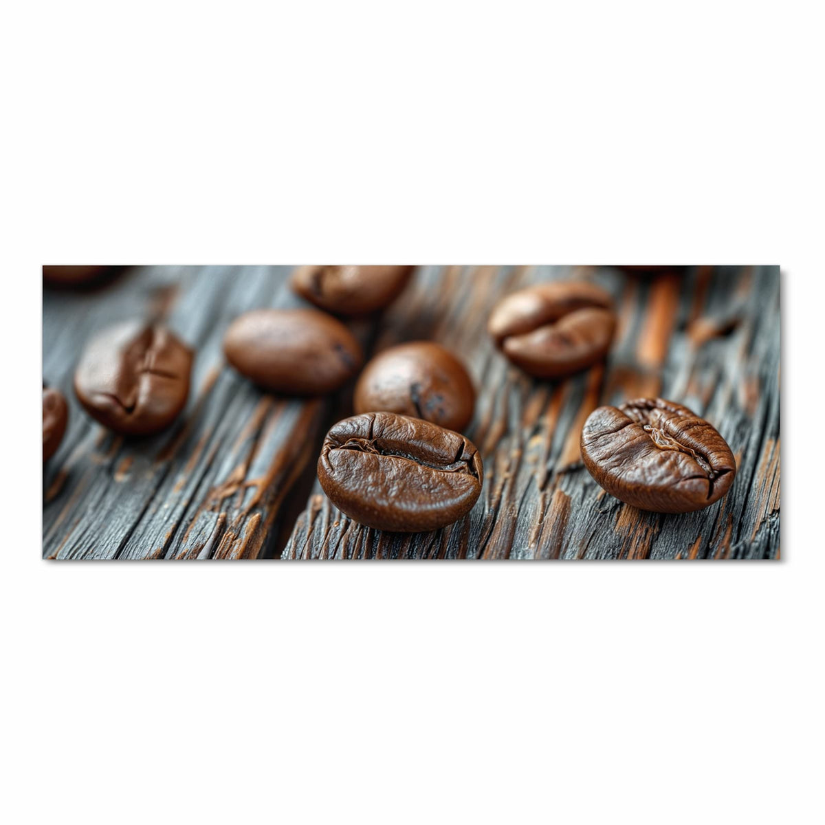 Makro von zwei scharf gestellten Kaffeebohnen auf grau verwittertem Holz