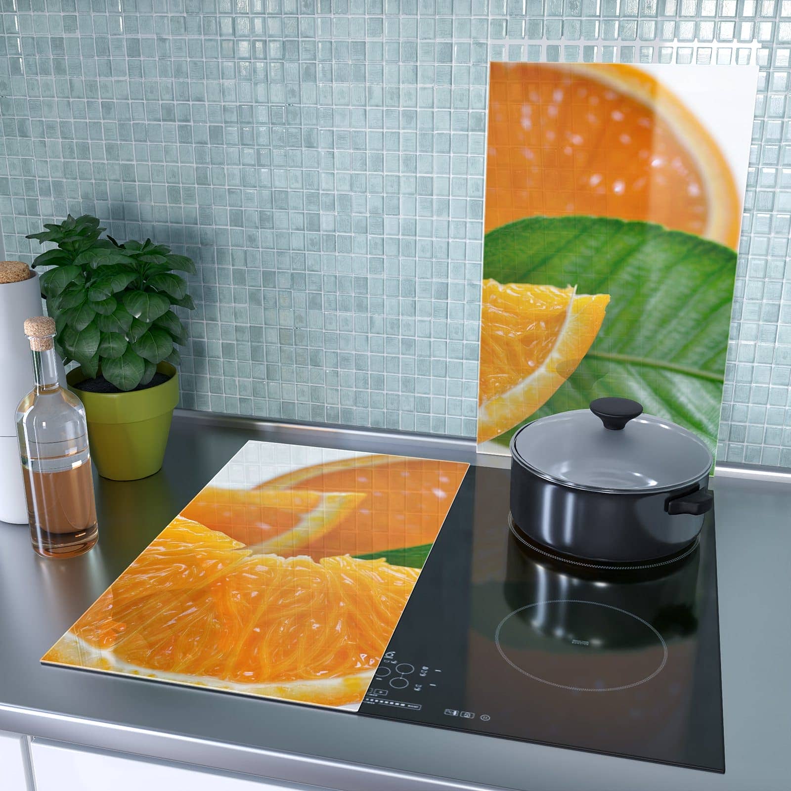 2-teilige Herdabdeckplatte mit Orangenscheiben-Motiv als Spritzschutz hinter dem Kochfeld