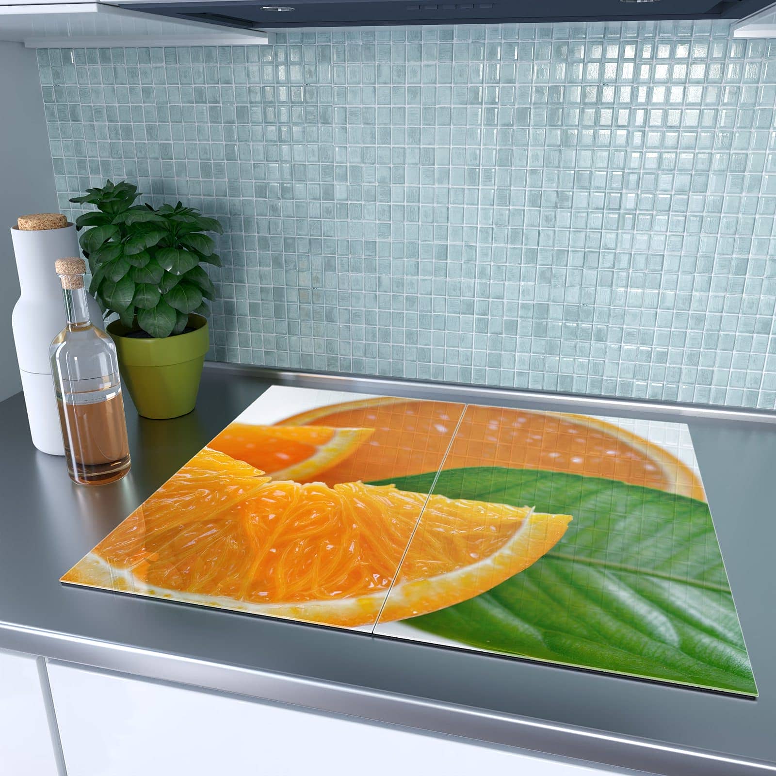 2-teilige Herdabdeckplatte mit Orangenscheiben-Motiv auf dem Ceranfeld in moderner Küche
