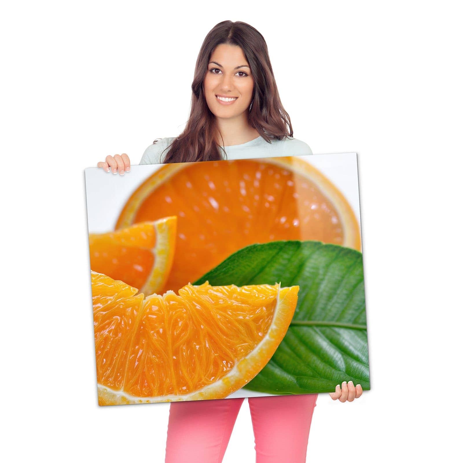 Herdabdeckplatte aus Glas mit Orangenscheiben-Motiv wird zur Größendarstellung gehalten