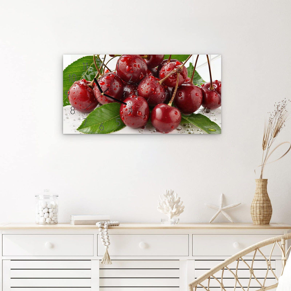 Wanduhr Frische Kirschen Nahaufnahme aus Glas – Querformat 60 × 30 cm – Glänzende Kirschen zwischen grünen Blättern