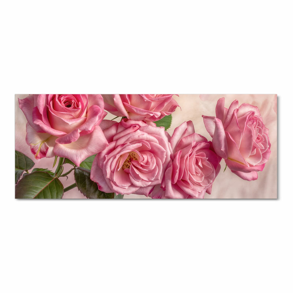 Vier weit geöffnete rosa Rosen in Nahaufnahme vor hellem Rosé, im Hintergrund nur schemenhafte Herzformen.