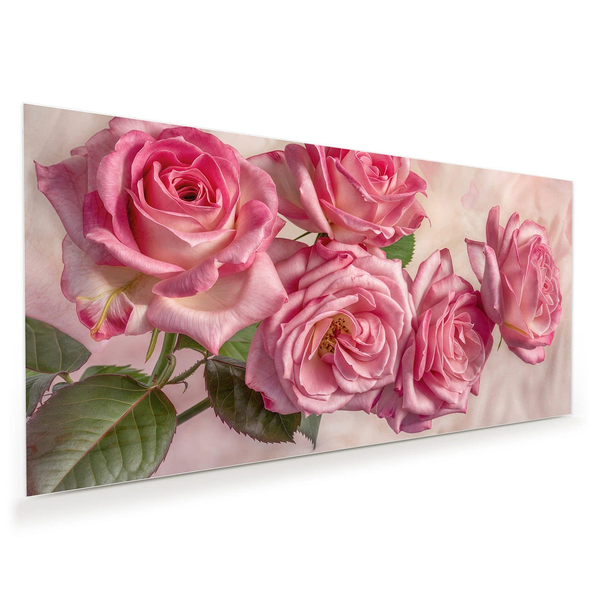 Vier weit geöffnete rosa Rosen in Nahaufnahme vor hellem Rosé, im Hintergrund nur schemenhafte Herzformen.