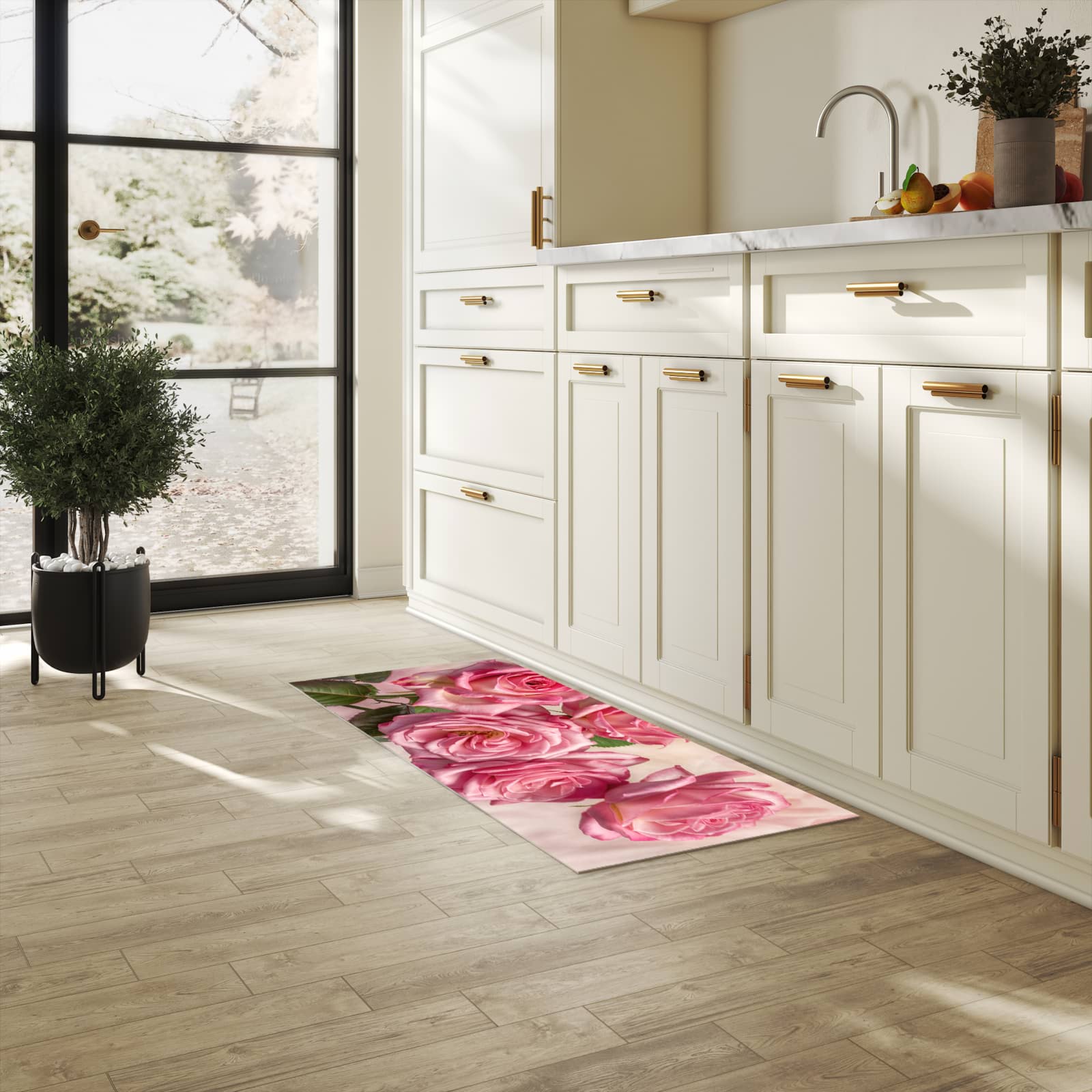 Waschbarer Küchenteppich mit Motiv Rosenblütenpracht in heller Küche für sichere Aufbewahrung