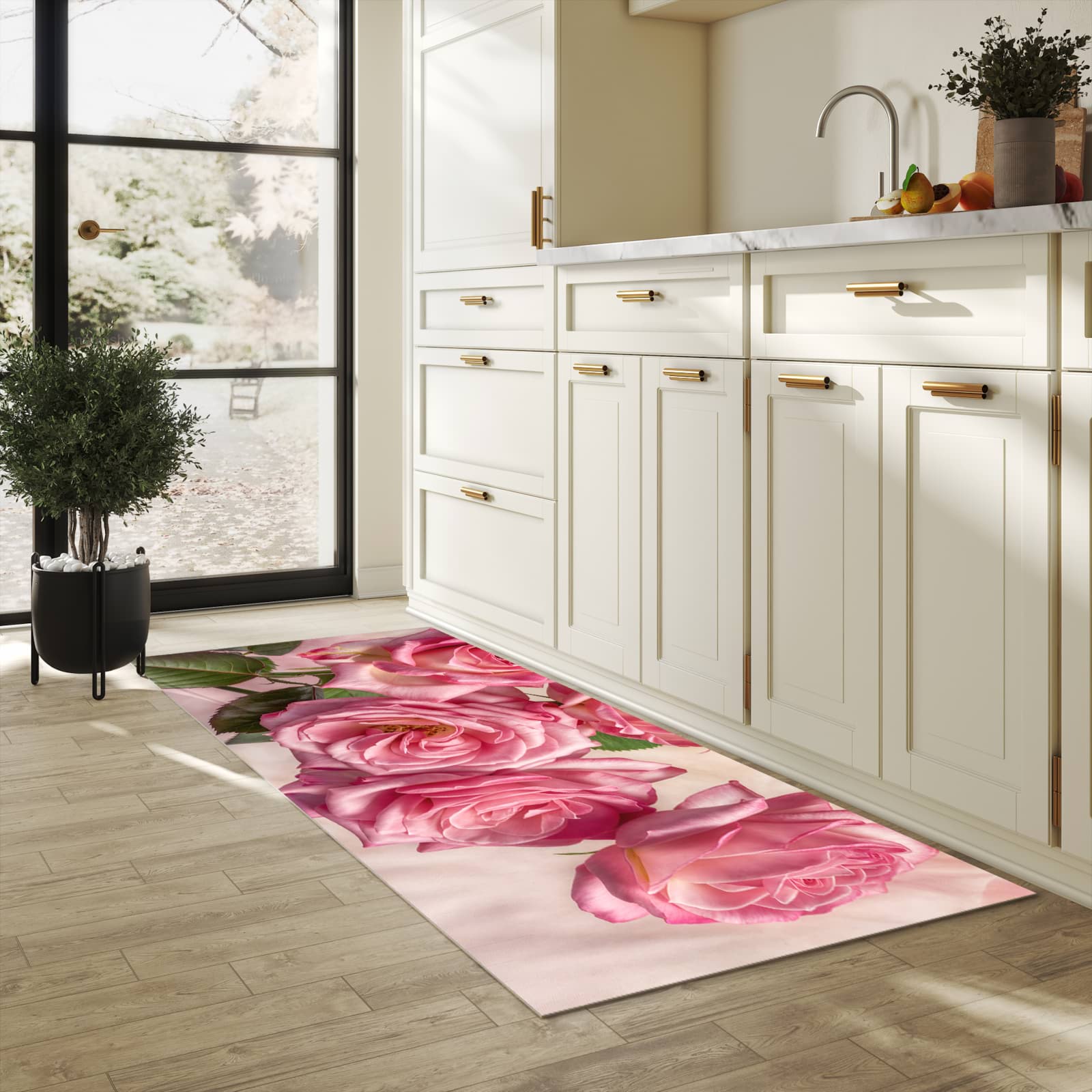 Flacher rutschfester Küchenläufer mit Motiv Rosenblütenpracht in heller Küche