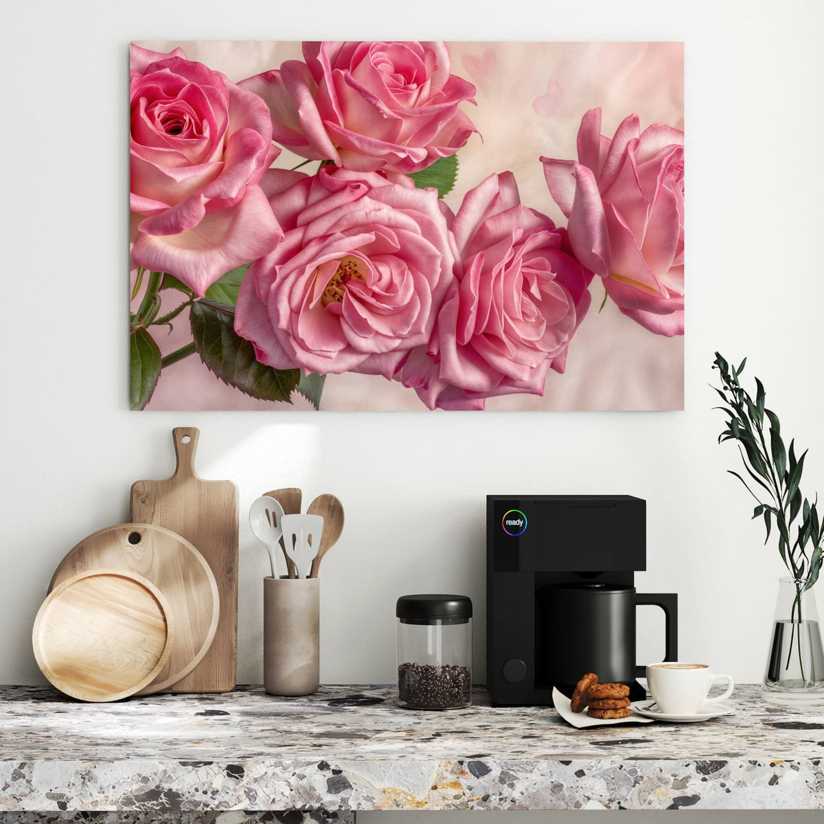Vier weit geöffnete rosa Rosen in Nahaufnahme vor hellem Rosé, im Hintergrund nur schemenhafte Herzformen.