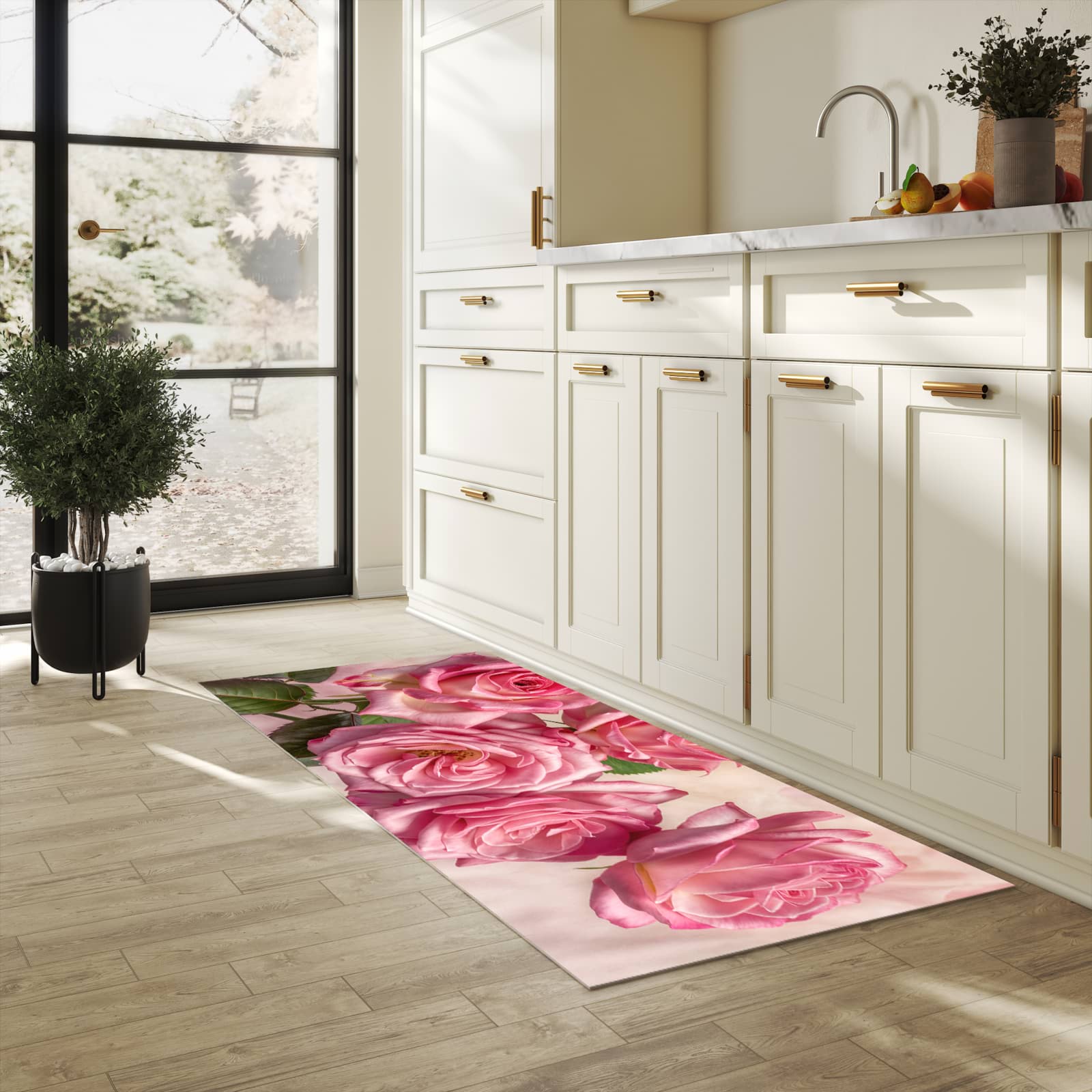 Wasserabweisender Küchenläufer mit Motiv Rosenblütenpracht in heller Küche