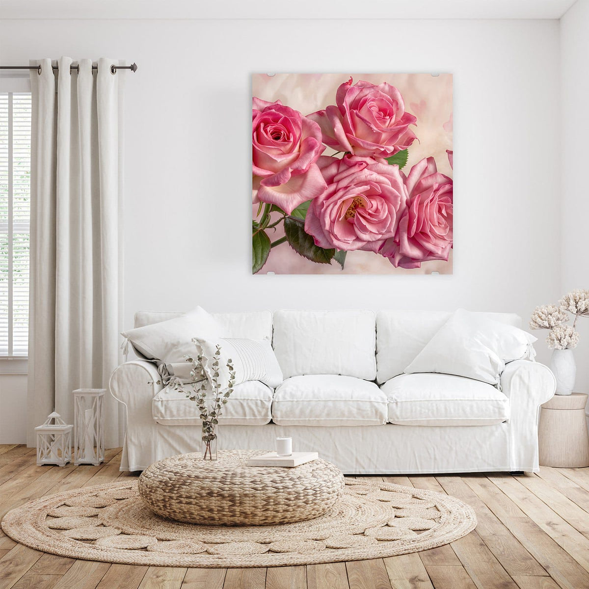 Vier weit geöffnete rosa Rosen in Nahaufnahme vor hellem Rosé, im Hintergrund nur schemenhafte Herzformen.