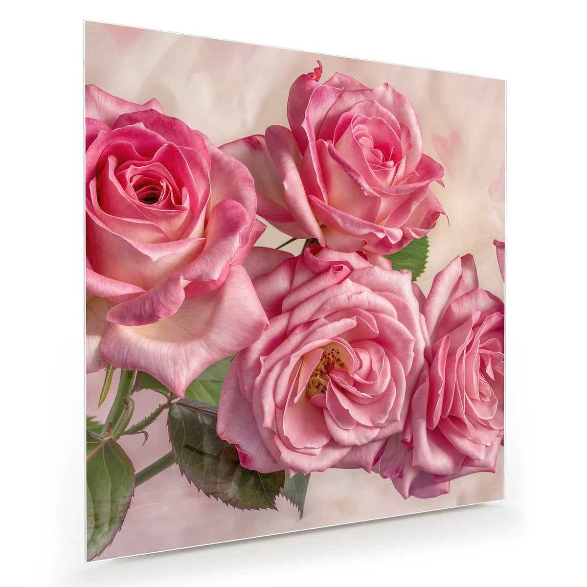 Vier weit geöffnete rosa Rosen in Nahaufnahme vor hellem Rosé, im Hintergrund nur schemenhafte Herzformen.