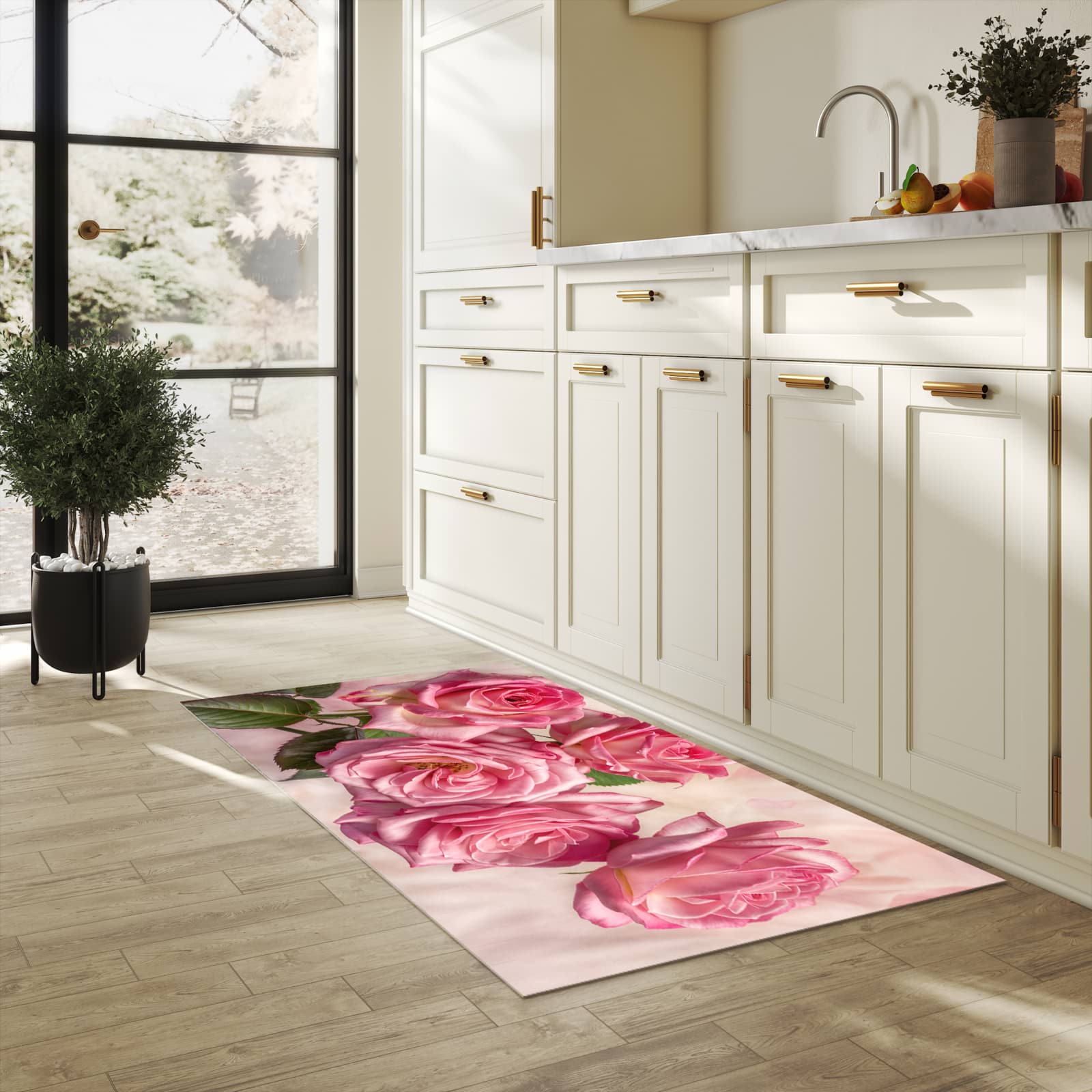 Langlebiger waschbarer Küchenläufer mit Motiv Rosenblütenpracht in heller Küche