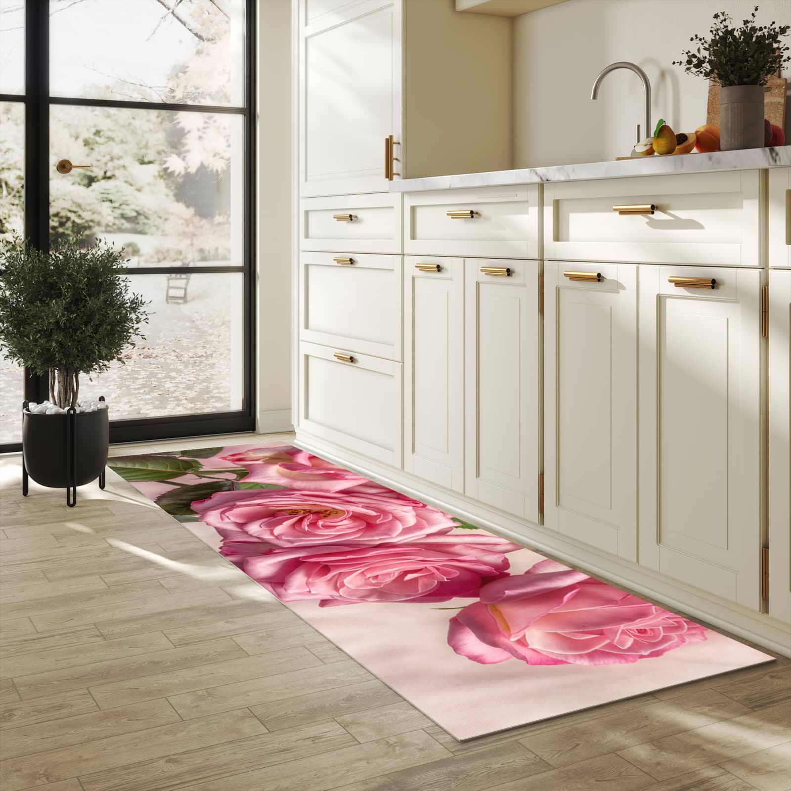 Schmutzabweisender rutschfester Küchenläufer mit Motiv Rosenblütenpracht in heller Küche