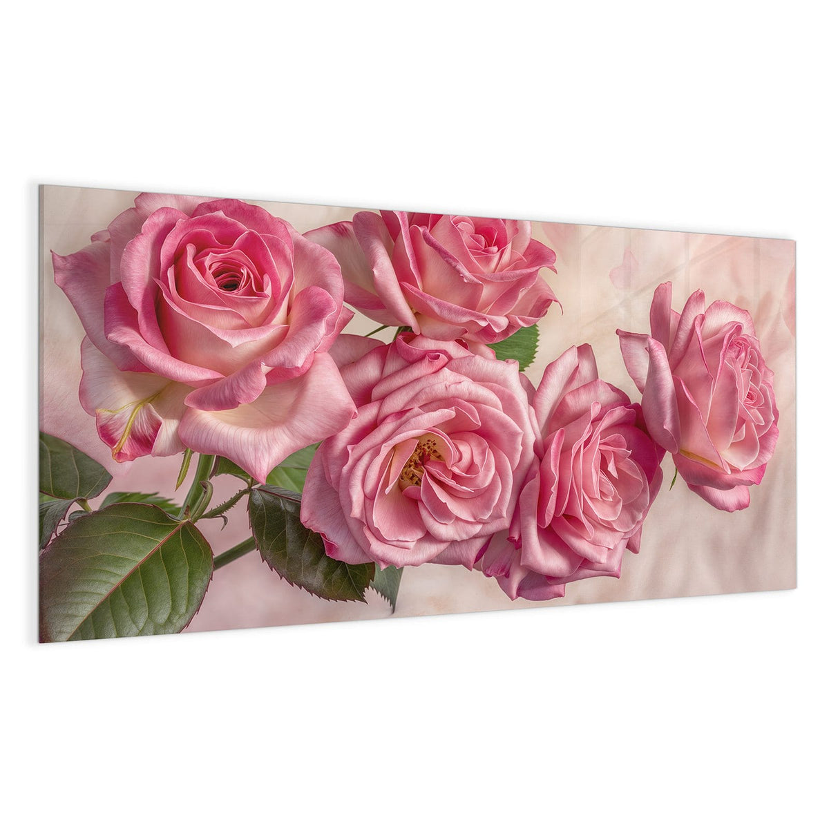 Vier weit geöffnete rosa Rosen in Nahaufnahme vor hellem Rosé, im Hintergrund nur schemenhafte Herzformen.