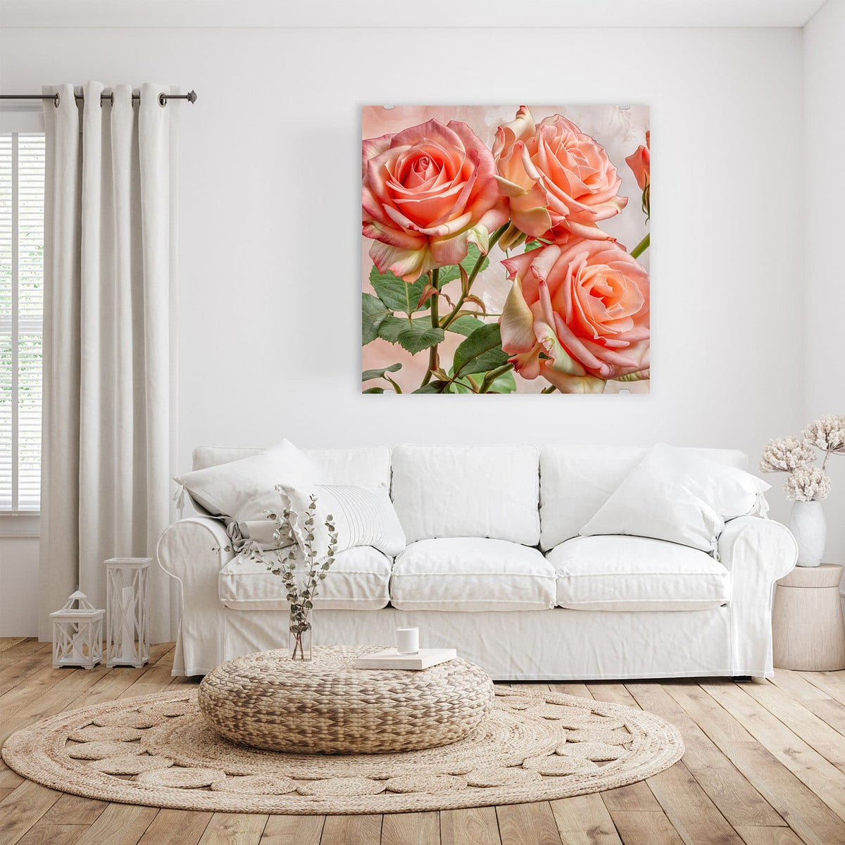 Glasbild Korallenrote Rosen an der Wand – Drei geöffnete Rosen in Korallen-/Lachsrosa mit grünen Blättern vor zartrosa Grund