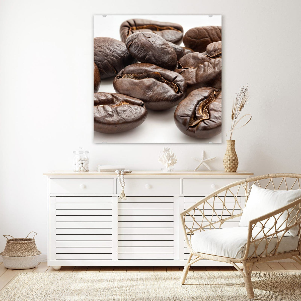 Glasbild Geröstete Kaffeebohnen an der Wand – Makroaufnahme weniger dunkel gerösteter Kaffeebohnen vor weißem Grund
